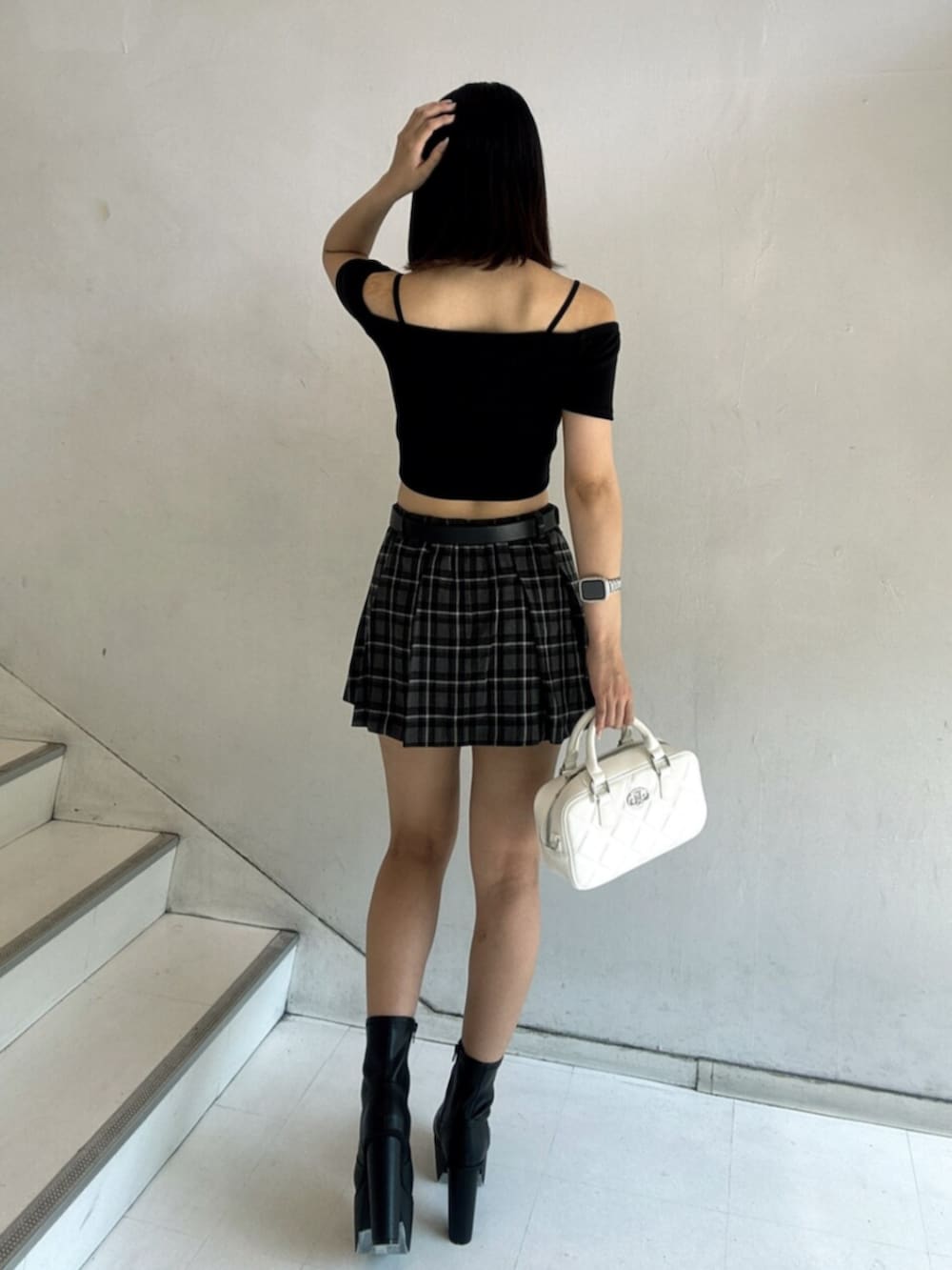 ブラック系のTシャツ/カットソー、その他のスカート、ブラック系のブーツを着用したレディースの夏コーディネートの3枚目の写真