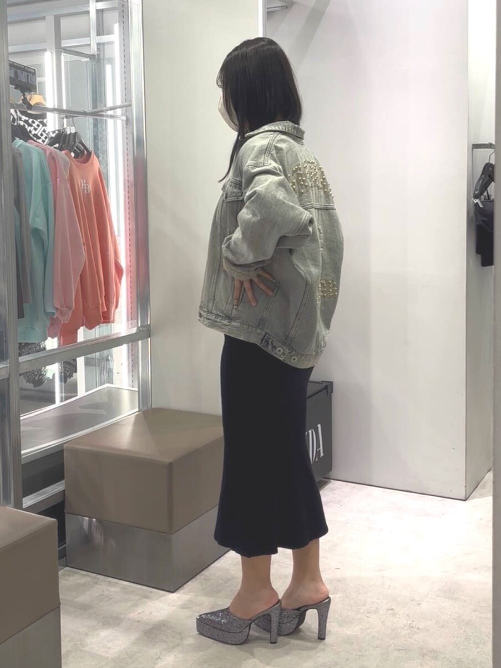 ブラック系のワンピース、ブルー系のデニムジャケット、グレー系のパンプスを着用したレディースの春コーディネートの2枚目の写真