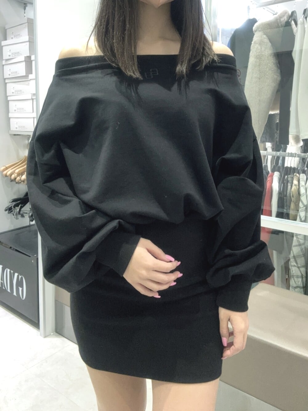 ブラック系のワンピース、ブラック系のブーツを着用したレディースの冬コーディネートの4枚目の写真