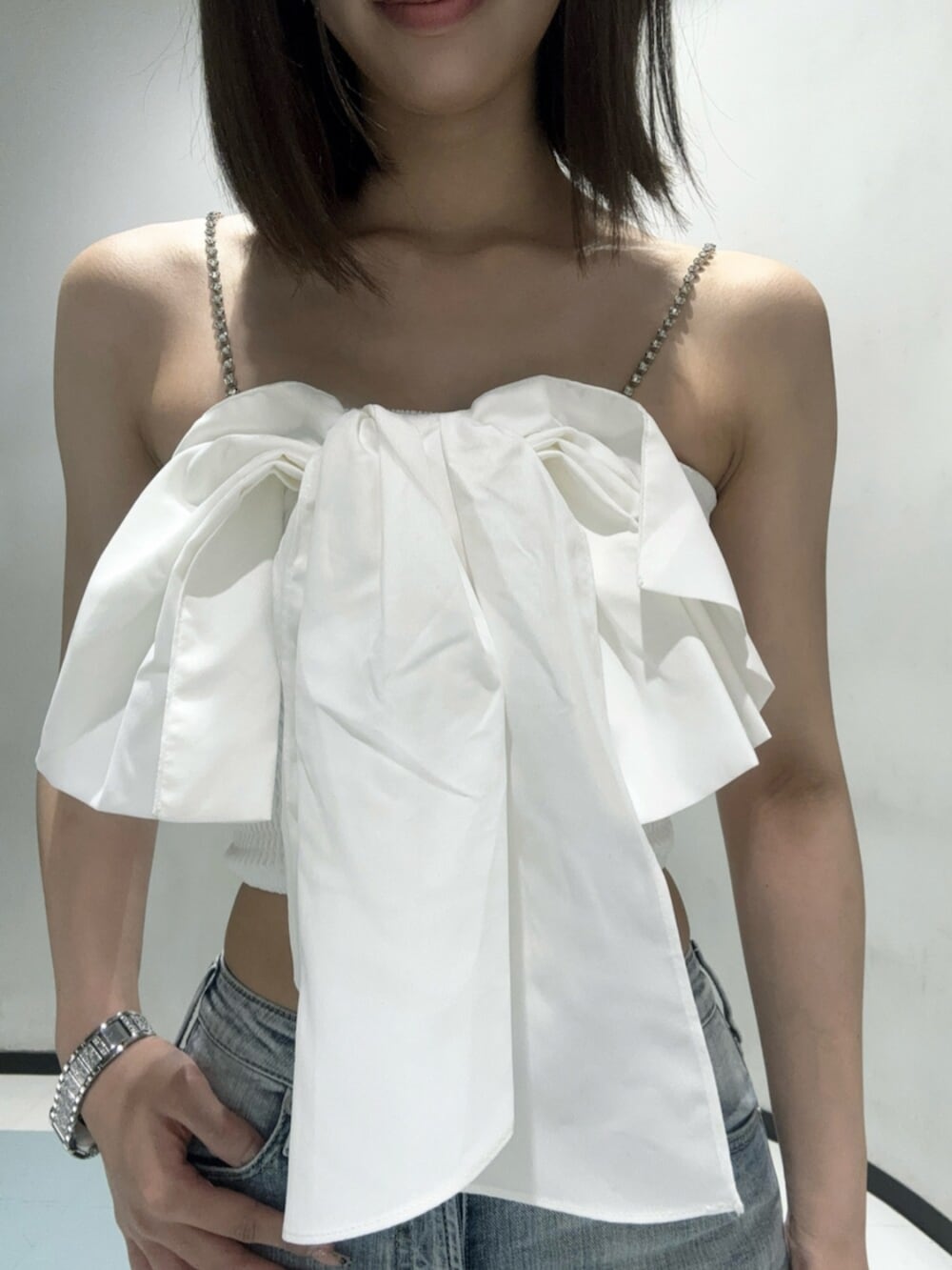 ホワイト系のシャツ/ブラウス、ブルー系のデニムパンツ、ブラック系のサンダルを着用したレディースの夏コーディネートの4枚目の写真