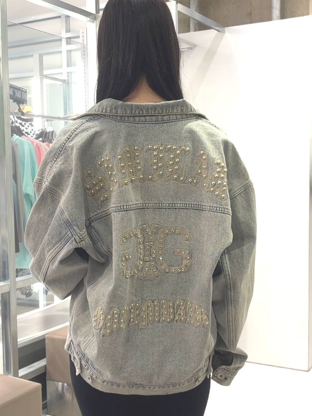 ブラック系のワンピース、ブルー系のデニムジャケット、グレー系のパンプスを着用したレディースの春コーディネートの4枚目の写真