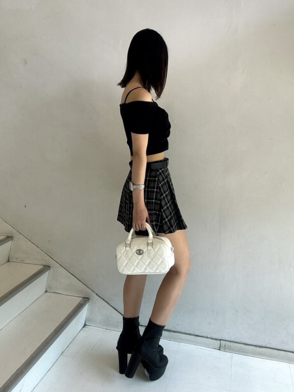 ブラック系のTシャツ/カットソー、その他のスカート、ブラック系のブーツを着用したレディースの夏コーディネートの2枚目の写真