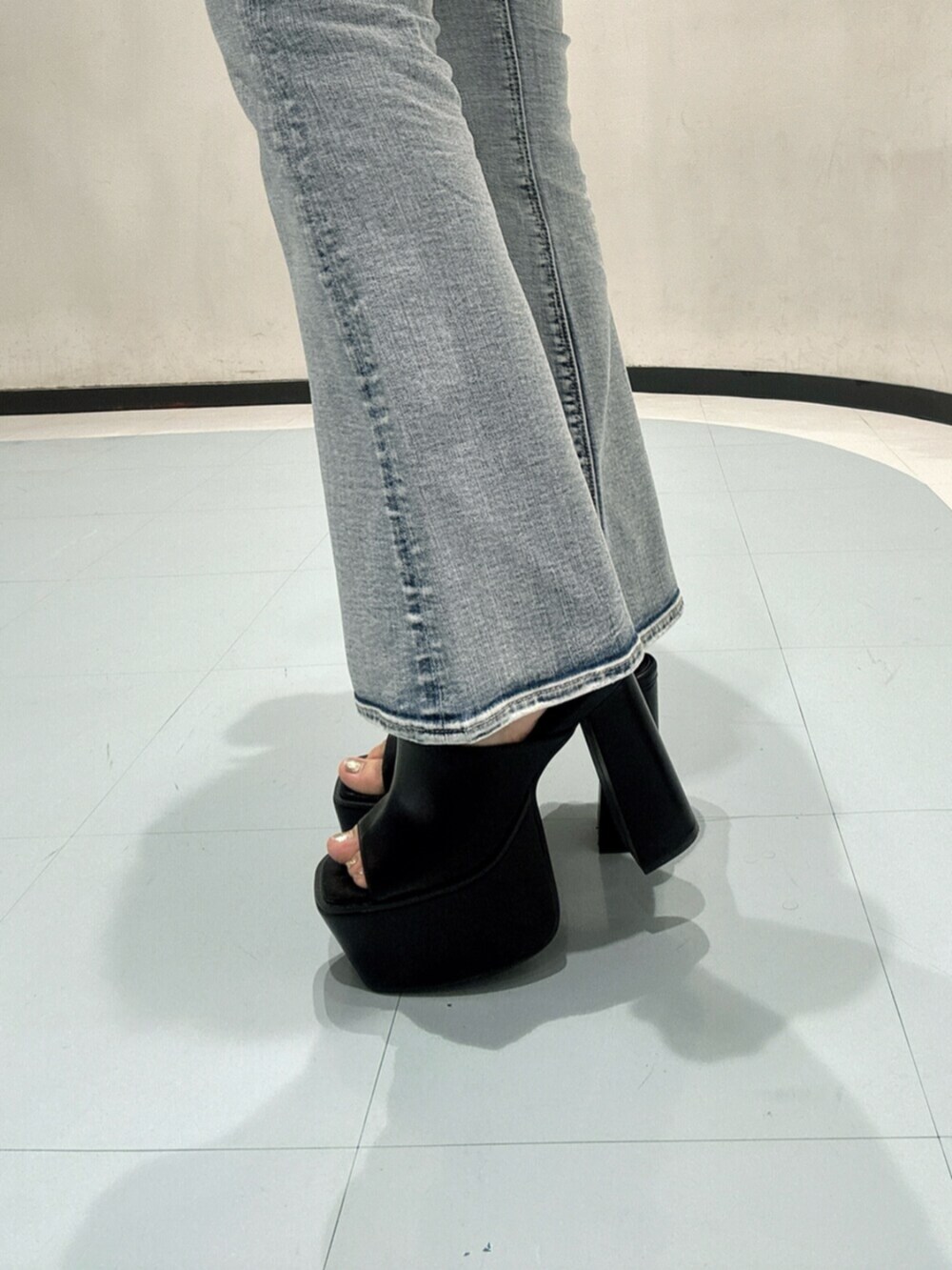 ホワイト系のシャツ/ブラウス、ブルー系のデニムパンツ、ブラック系のサンダルを着用したレディースの夏コーディネートの5枚目の写真