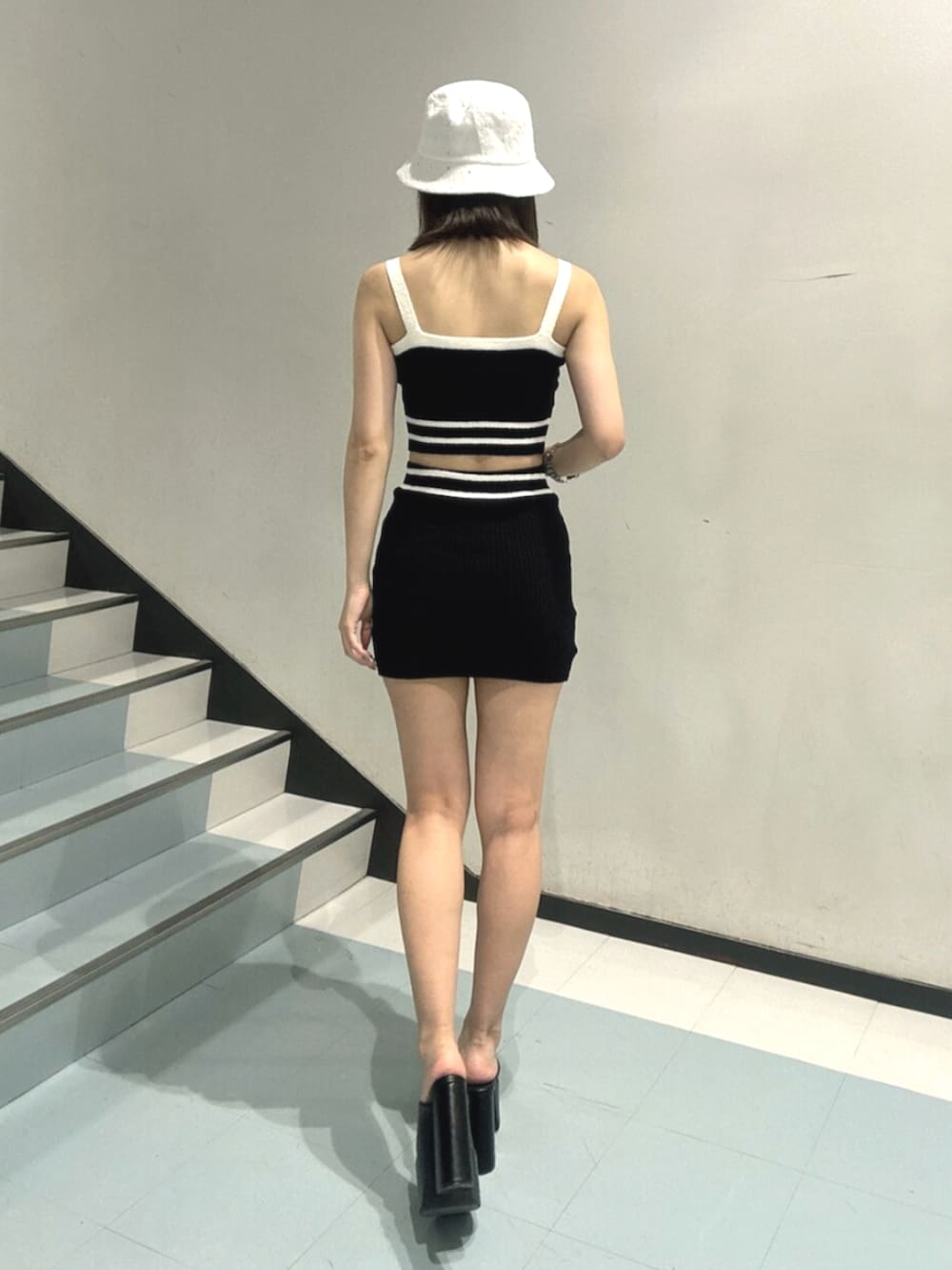 ブラック系のサンダル、ブラック系のキャミソール、ブラック系のスカートを着用したレディースの夏コーディネートの3枚目の写真