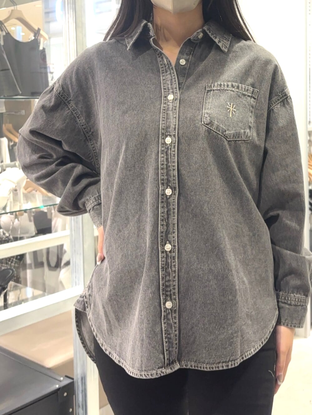 ブラック系のシャツ/ブラウス、ブラック系のデニムパンツ、ホワイト系のバックパック/リュックを着用したレディースの春コーディネートの4枚目の写真