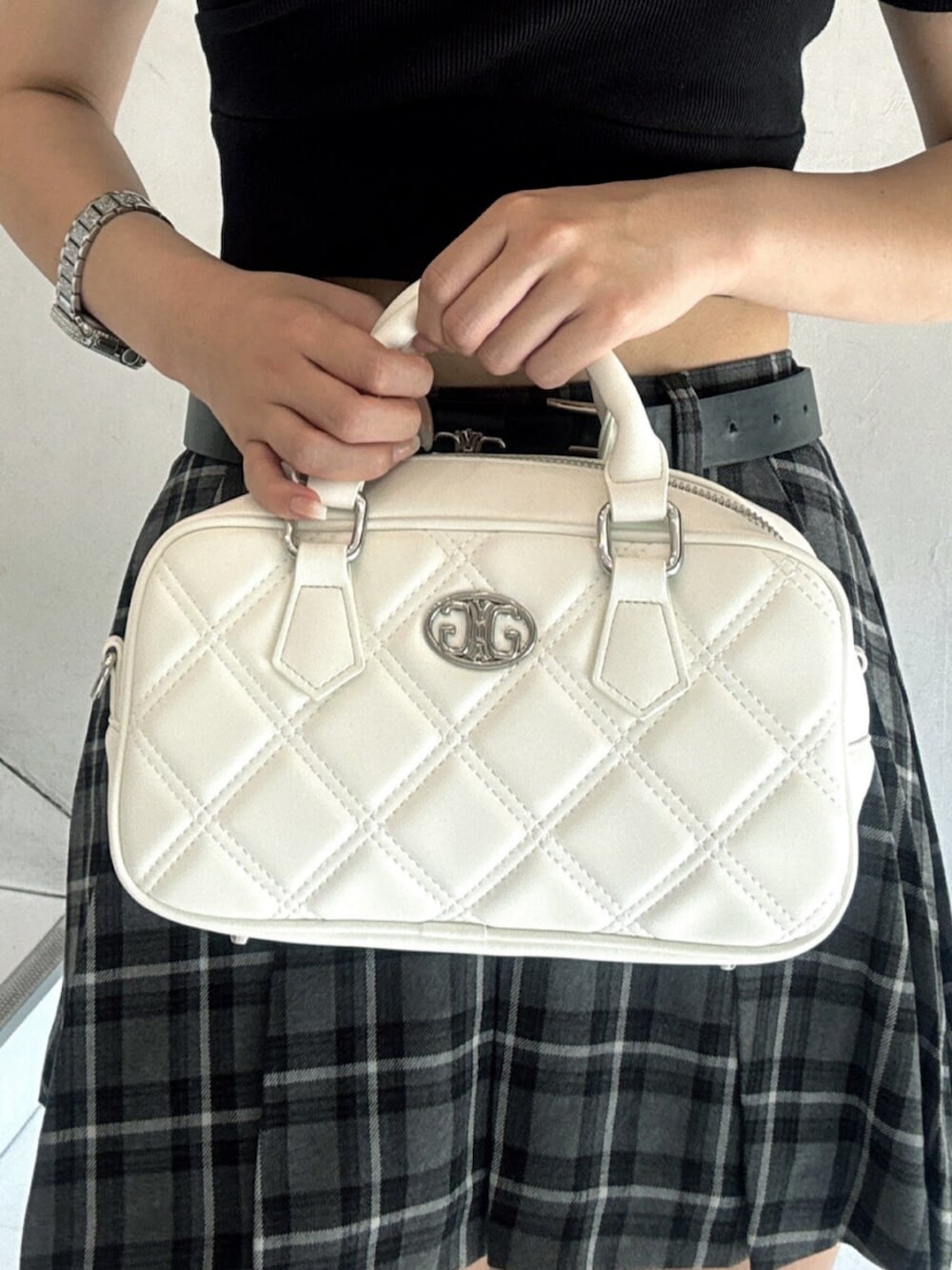 ブラック系のTシャツ/カットソー、その他のスカート、ブラック系のブーツを着用したレディースの夏コーディネートの6枚目の写真