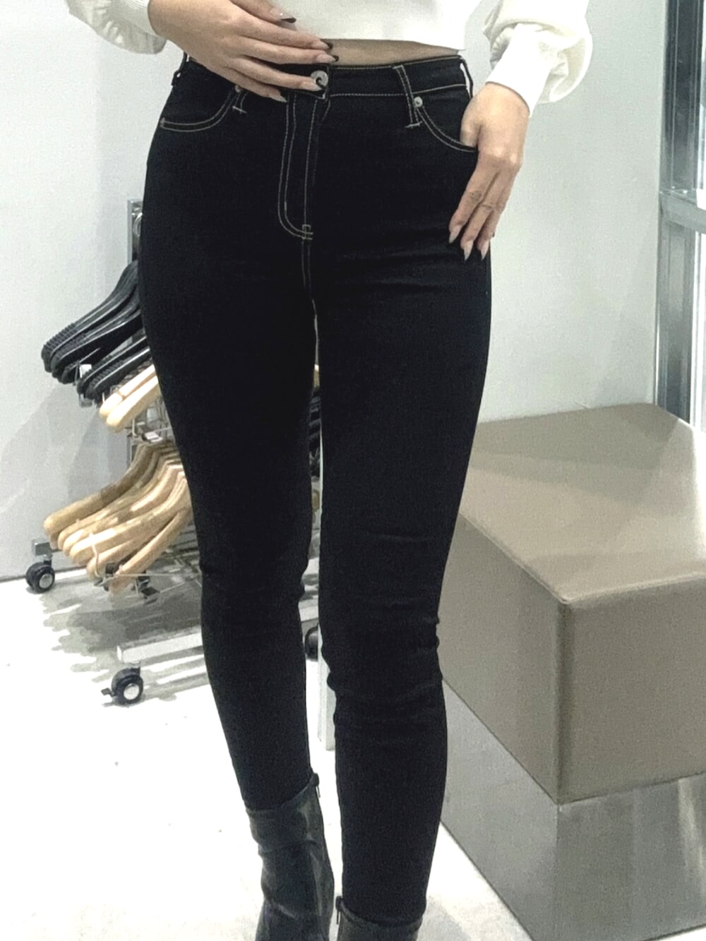 ブラック系のシャツ/ブラウス、ブラック系のデニムパンツ、ホワイト系のバックパック/リュックを着用したレディースの春コーディネートの7枚目の写真