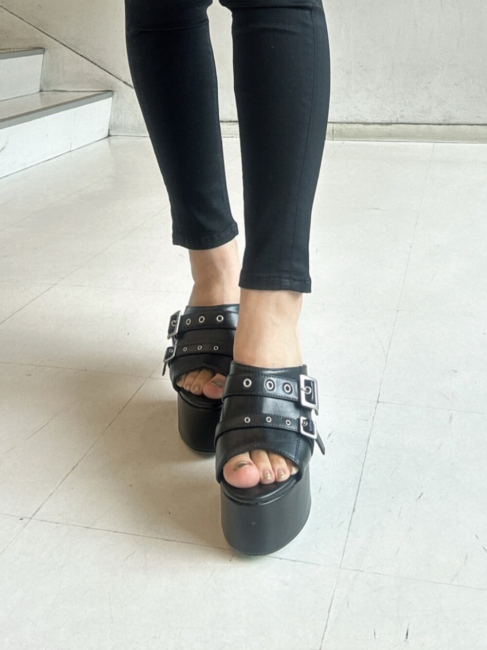 ブラック系のデニムパンツ、ベージュ系のタンクトップ、ブラック系のサンダルを着用したレディースの夏コーディネートの5枚目の写真