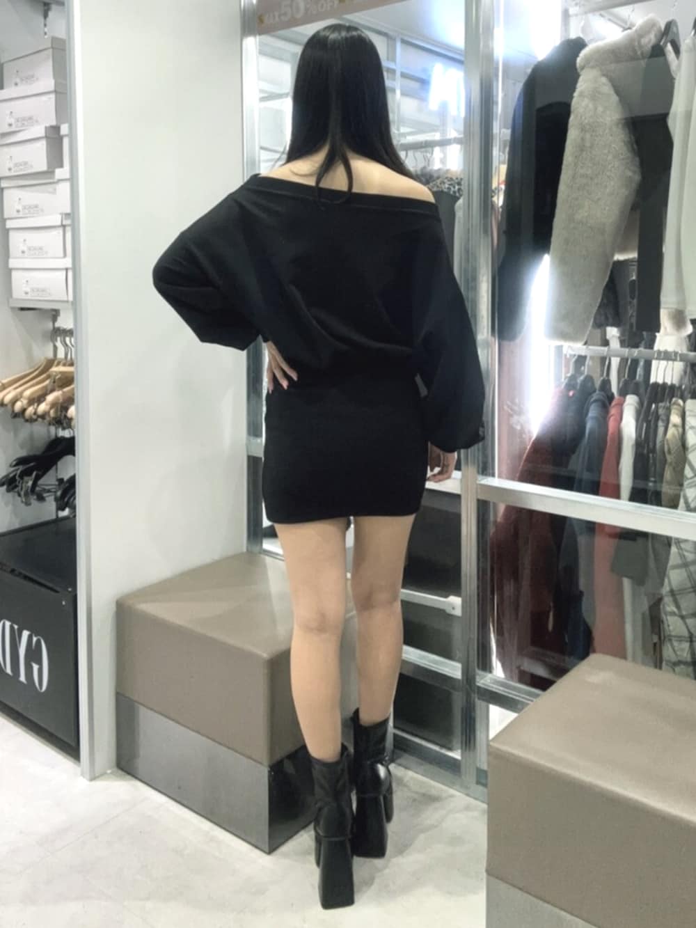 ブラック系のワンピース、ブラック系のブーツを着用したレディースの冬コーディネートの3枚目の写真