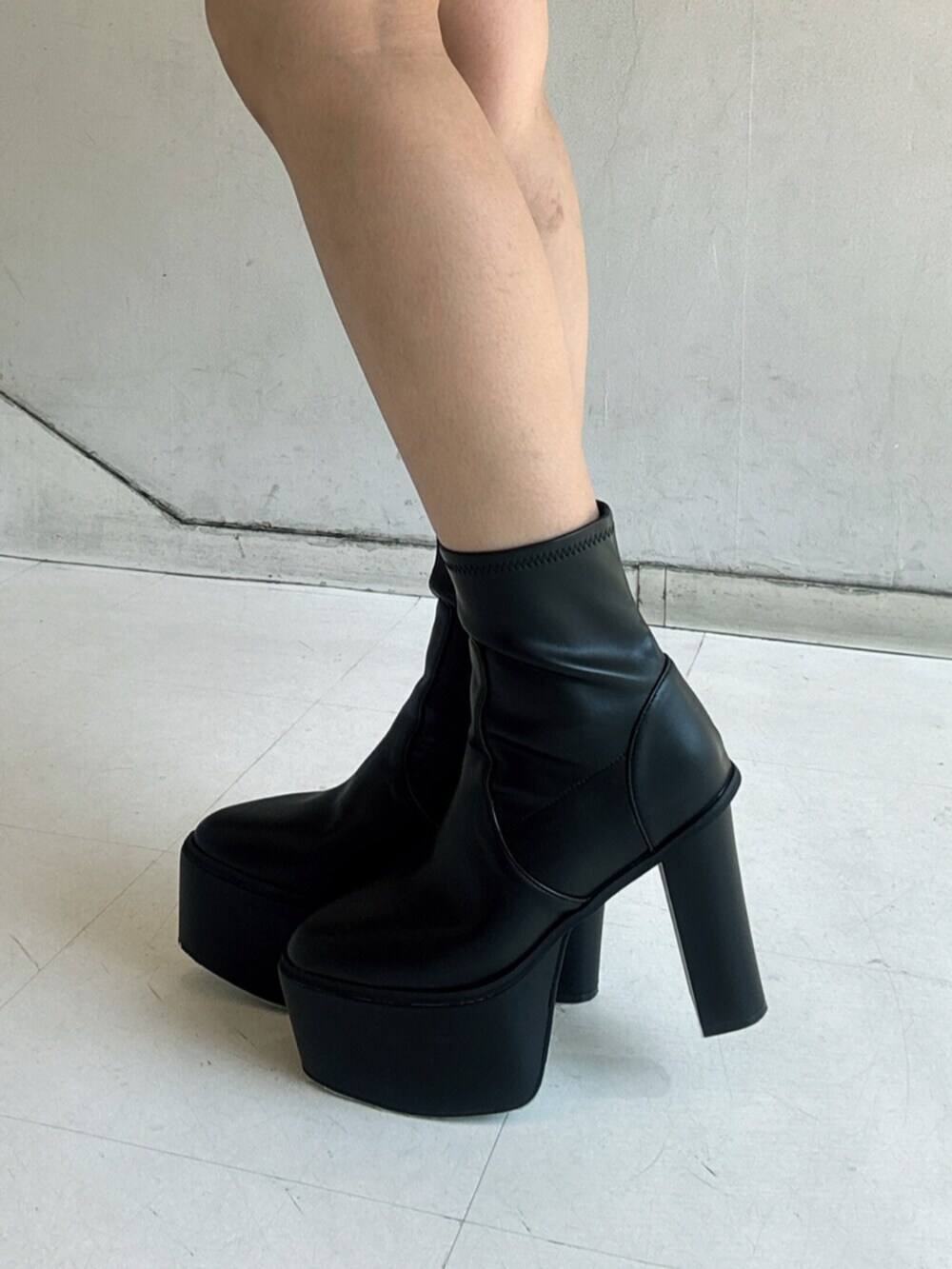 ブラック系のTシャツ/カットソー、その他のスカート、ブラック系のブーツを着用したレディースの夏コーディネートの7枚目の写真