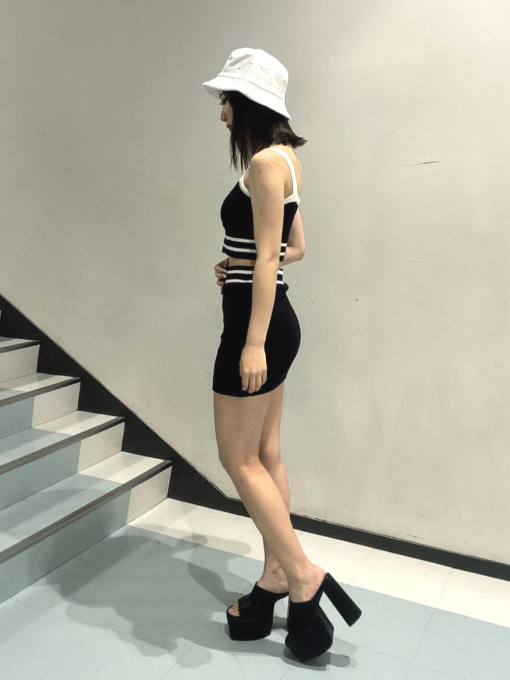 ブラック系のサンダル、ブラック系のキャミソール、ブラック系のスカートを着用したレディースの夏コーディネートの2枚目の写真