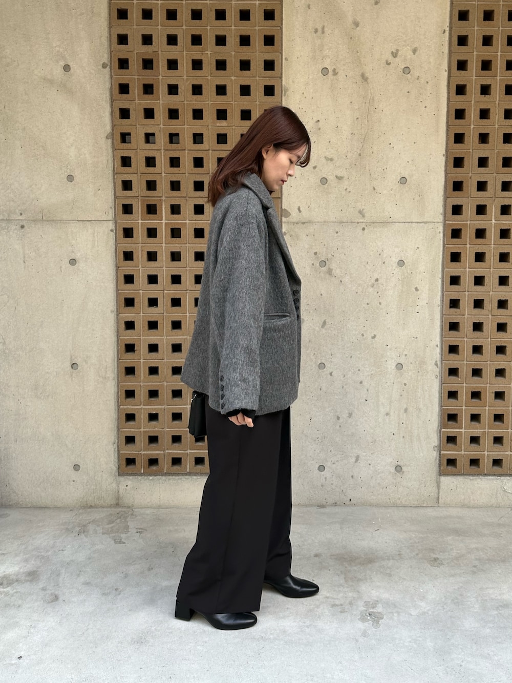 ブラック系のTシャツ/カットソー、グレー系のその他アウター、ブラック系のその他パンツを着用したレディースの冬コーディネートの3枚目の写真