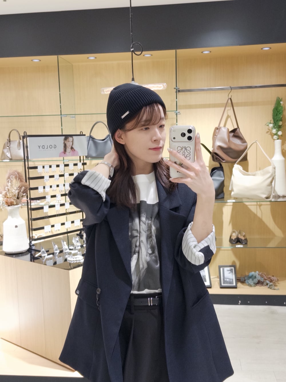 ブラック系のテーラードジャケット、ホワイト系のTシャツ/カットソー、ブラック系のその他パンツを着用したレディースの春コーディネートの2枚目の写真