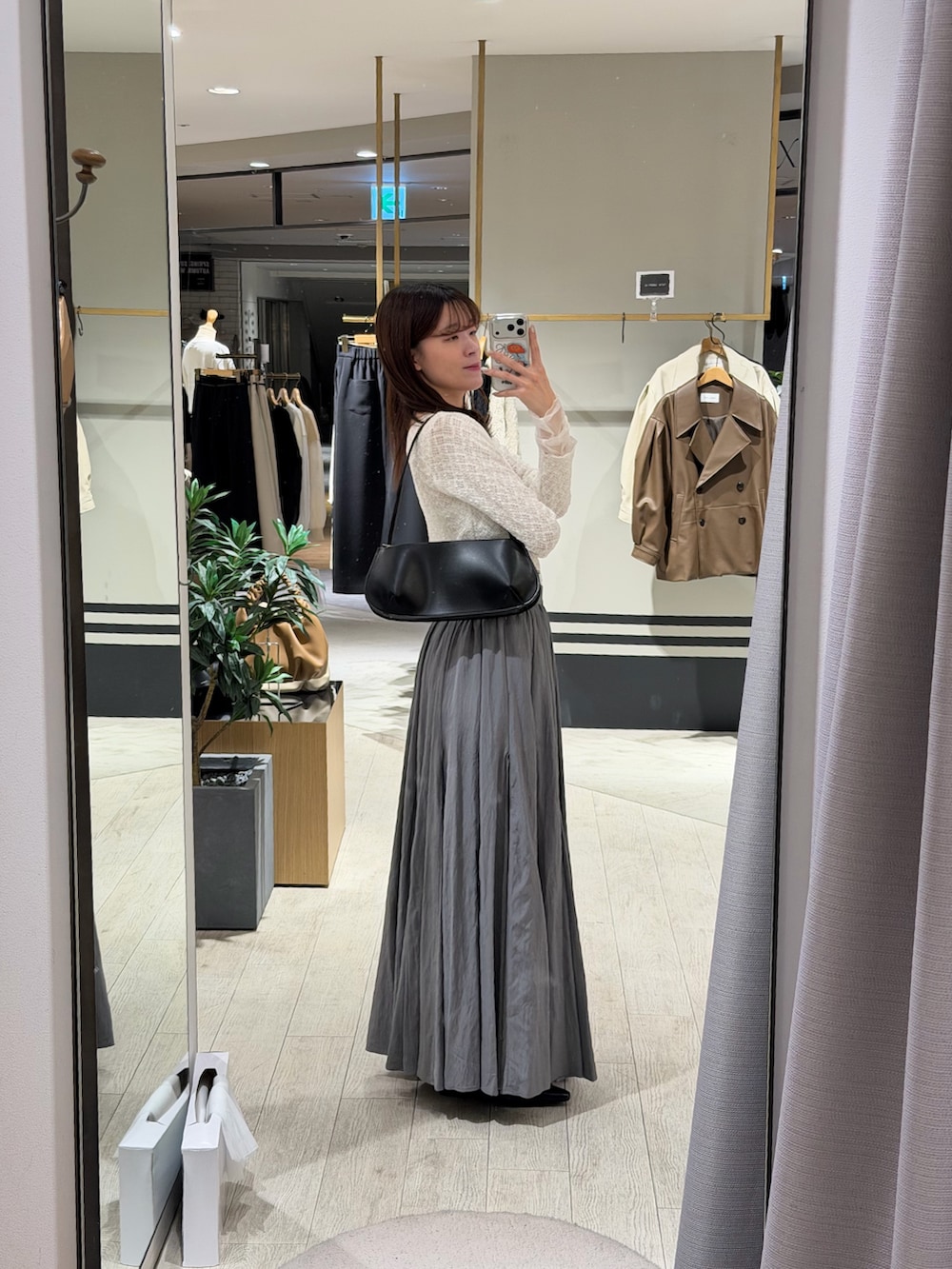 ホワイト系のTシャツ/カットソー、グレー系のスカート、ブラック系のローファーを着用したレディースの春コーディネートの2枚目の写真