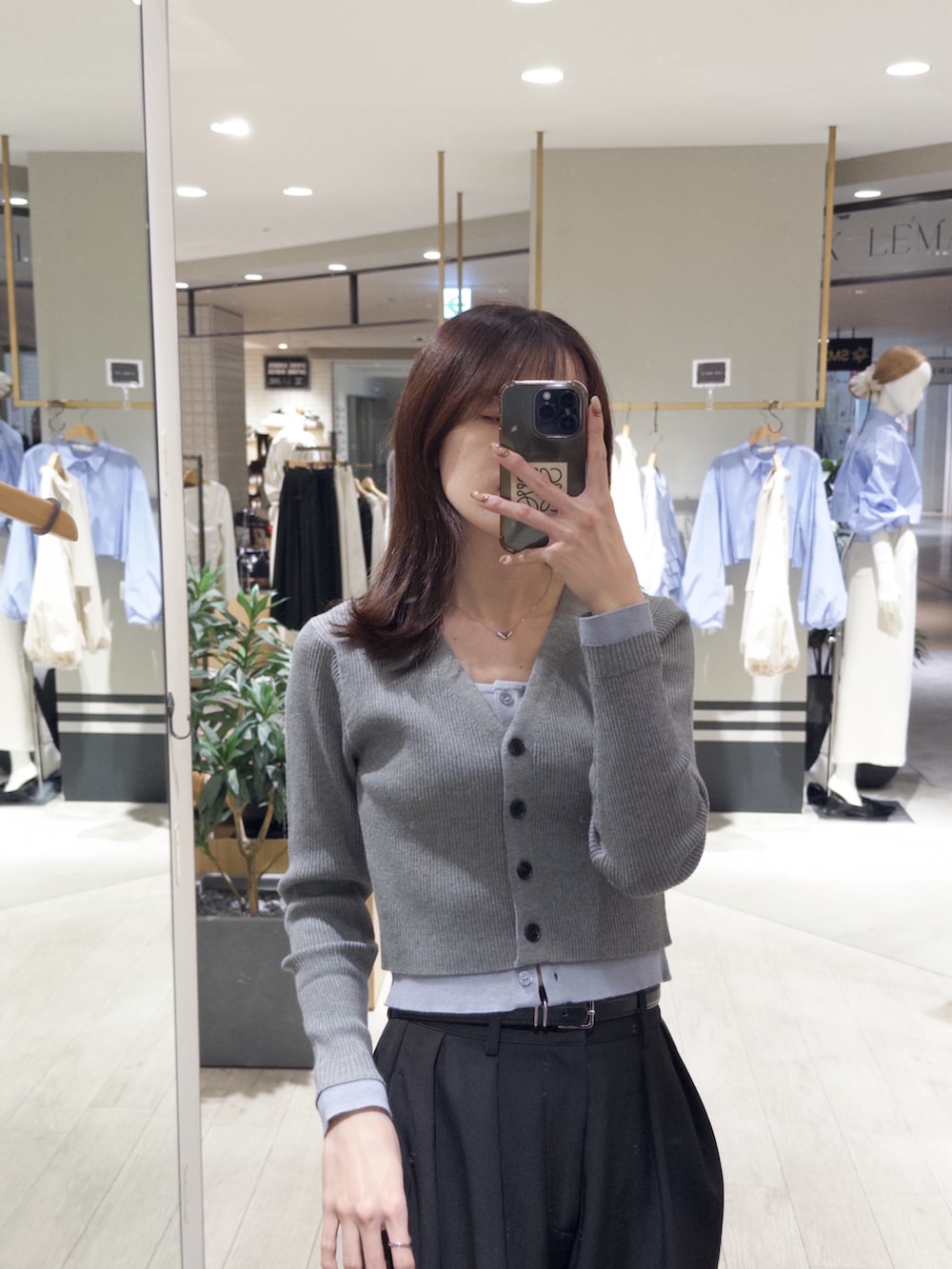 グレー系のカーディガン/ボレロ、ブラック系のその他パンツ、ブラック系のその他アウターを着用したレディースの冬コーディネートの3枚目の写真