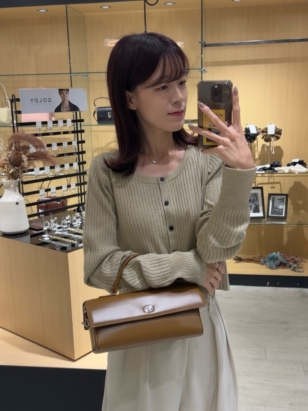 ベージュ系のカーディガン/ボレロ、ベージュ系のローファー、ベージュ系のショルダーバッグを着用したレディースの秋コーディネートの2枚目の写真
