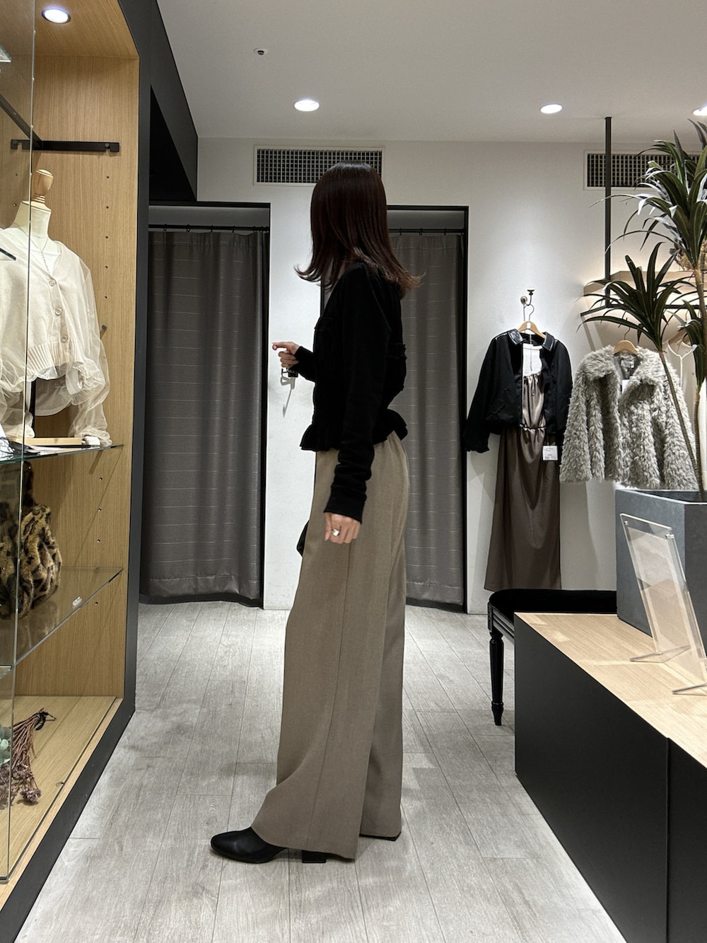 ブラック系のTシャツ/カットソー、ベージュ系のその他パンツ、ブラック系のショルダーバッグを着用したレディースの秋コーディネートの2枚目の写真