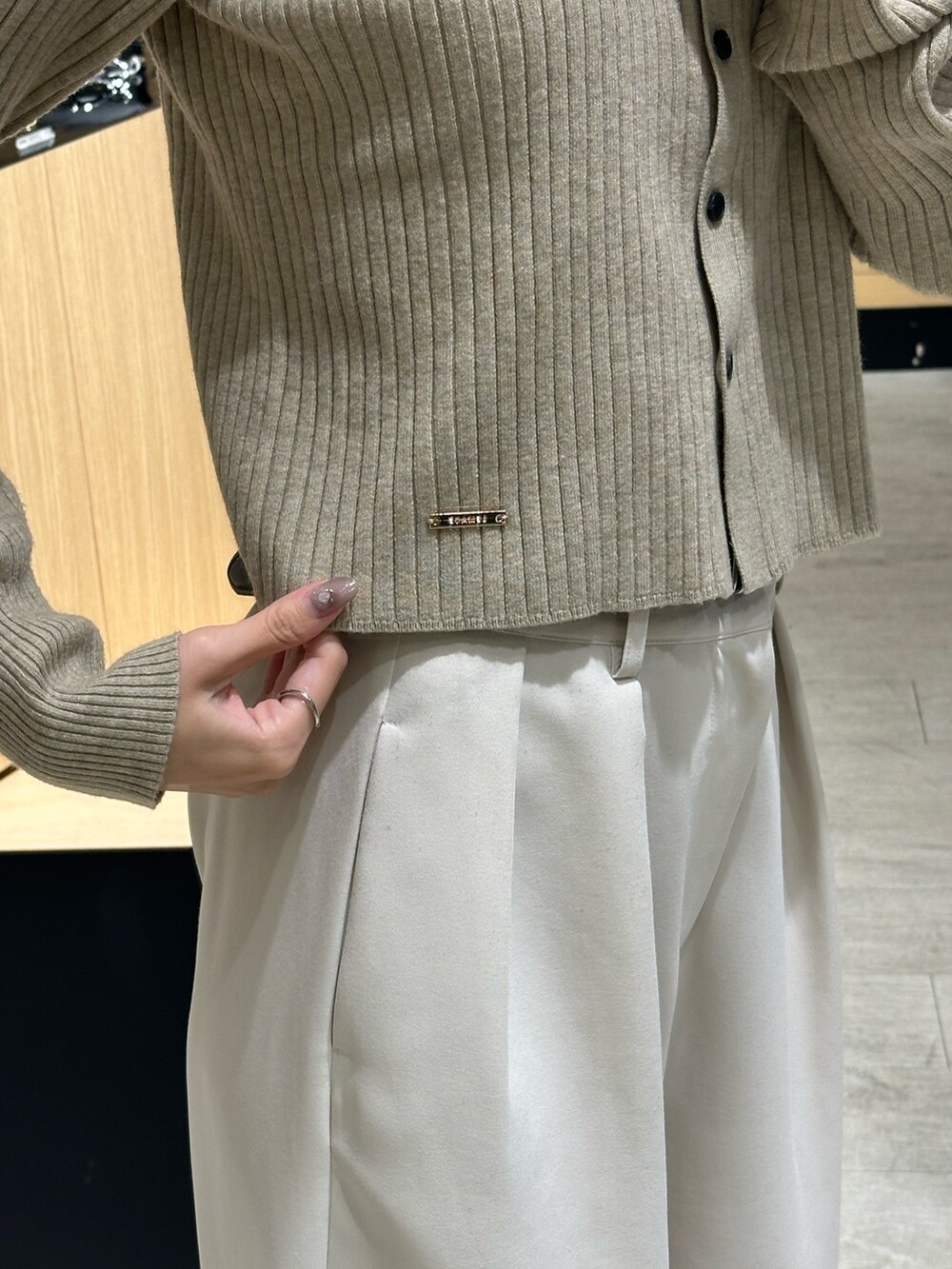 ベージュ系のカーディガン/ボレロ、ベージュ系のローファー、ベージュ系のショルダーバッグを着用したレディースの秋コーディネートの4枚目の写真