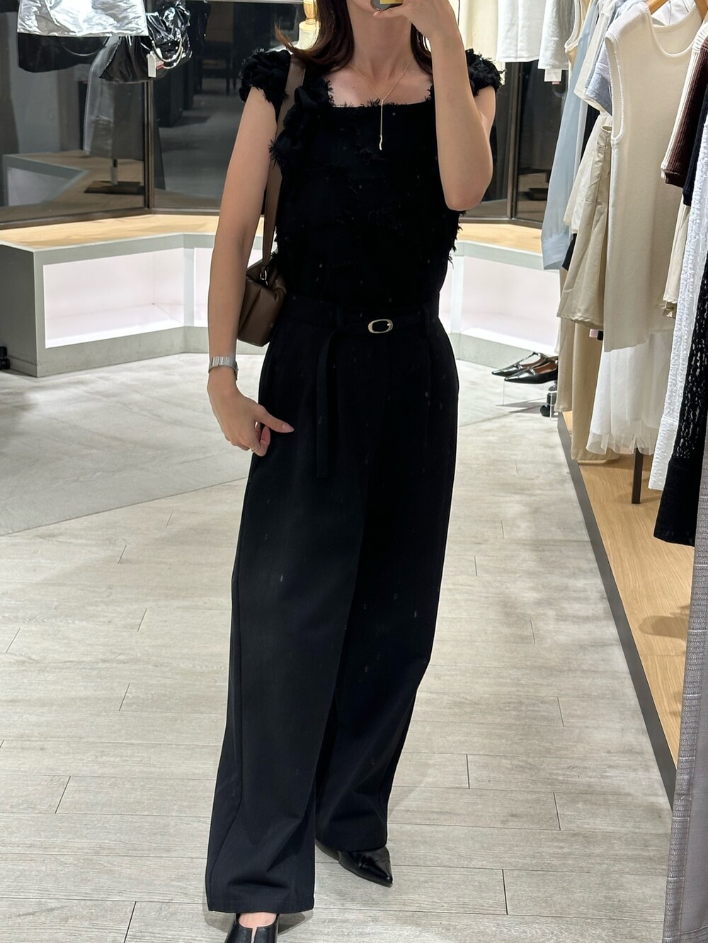 ブラック系のシャツ/ブラウス、ブラック系のその他パンツ、ブラック系のパンプスを着用したレディースの夏コーディネートの2枚目の写真