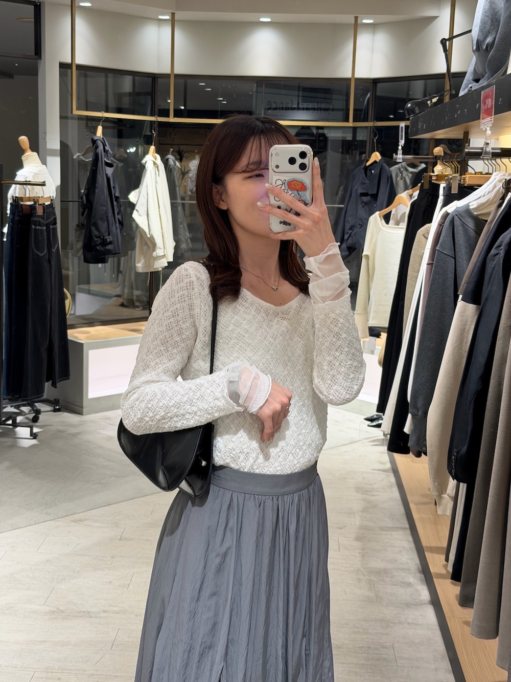 ホワイト系のTシャツ/カットソー、グレー系のスカート、ブラック系のローファーを着用したレディースの春コーディネートの3枚目の写真