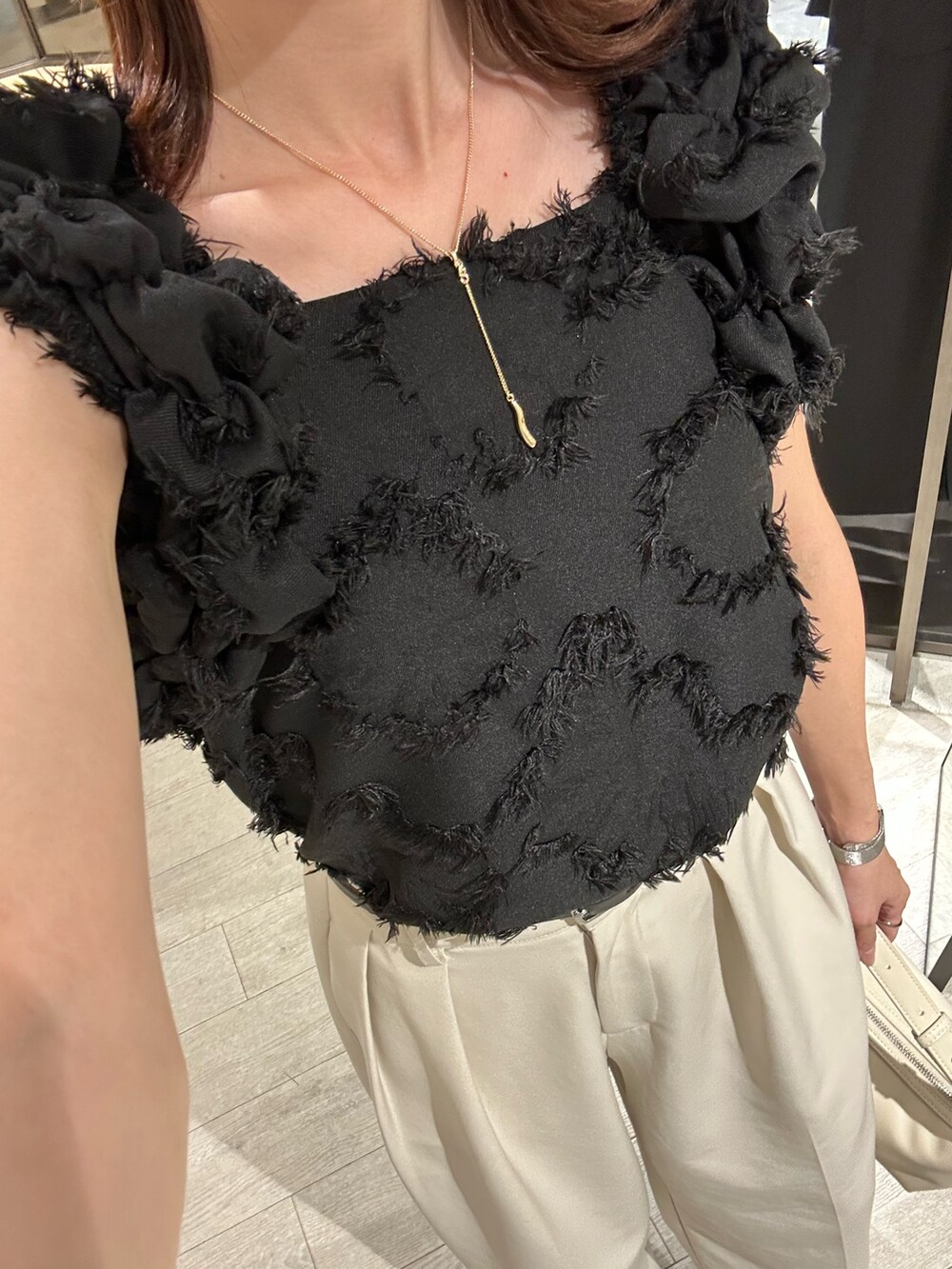 ブラック系のシャツ/ブラウス、ブラック系のその他パンツ、ブラック系のパンプスを着用したレディースの夏コーディネートの3枚目の写真