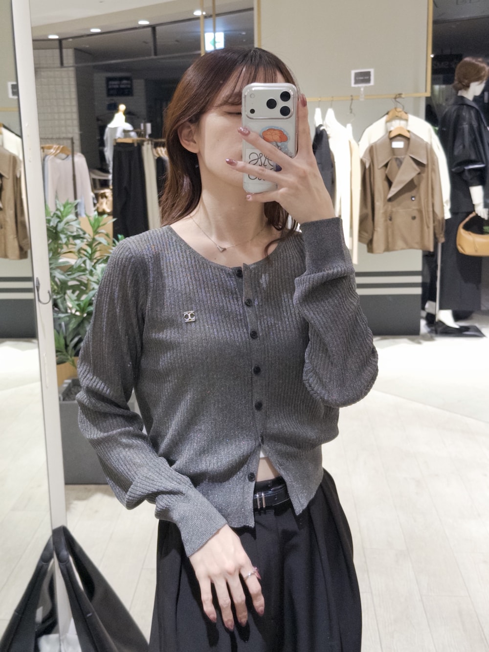 グレー系のカーディガン/ボレロ、ブラック系のその他パンツ、ブラック系のショルダーバッグを着用したレディースの春コーディネートの2枚目の写真