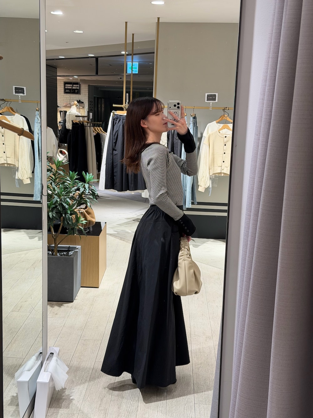 ブラック系のTシャツ/カットソー、ブラック系のスカート、ブラック系のパンプスを着用したレディースの春コーディネートの3枚目の写真