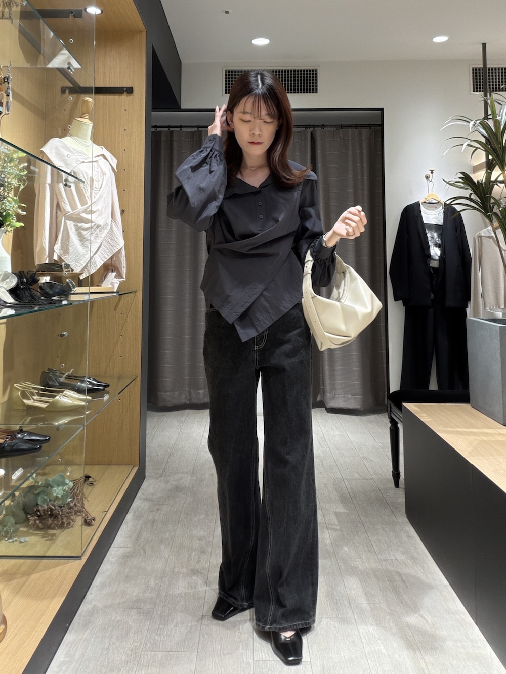 グレー系のシャツ/ブラウス、ブラック系のデニムパンツ、ブラック系のパンプスを着用したレディースの春コーディネートの2枚目の写真