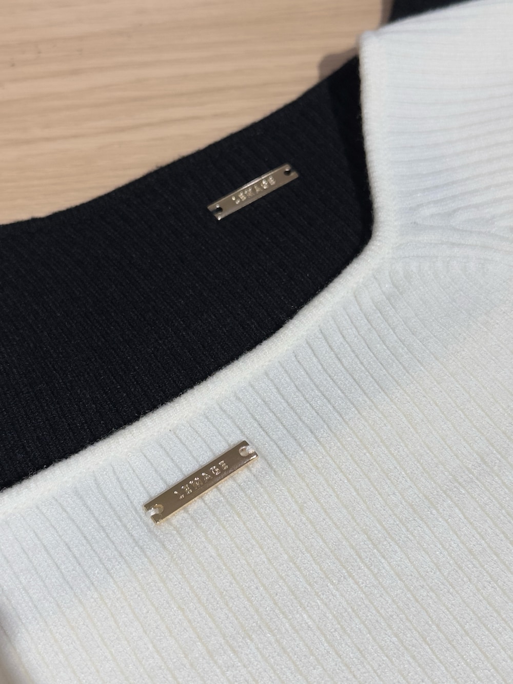 ベージュ系のニット/セーター、ブラック系のスカート、ブラック系のブーツを着用したレディースの秋コーディネートの4枚目の写真