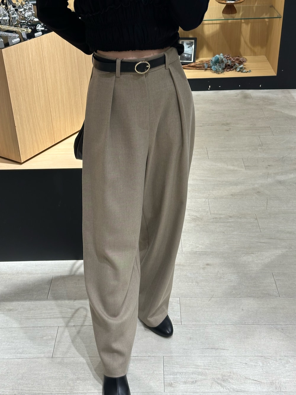 ブラック系のTシャツ/カットソー、ベージュ系のその他パンツ、ブラック系のショルダーバッグを着用したレディースの秋コーディネートの4枚目の写真