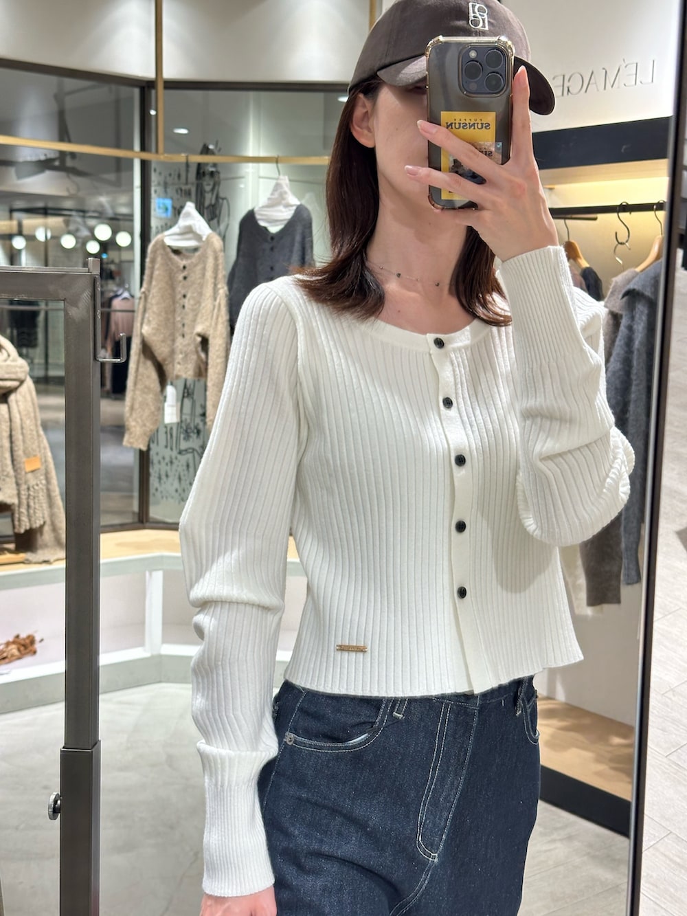 ホワイト系のその他アウター、ホワイト系のカーディガン/ボレロ、ブルー系のデニムパンツを着用したレディースの冬コーディネートの4枚目の写真