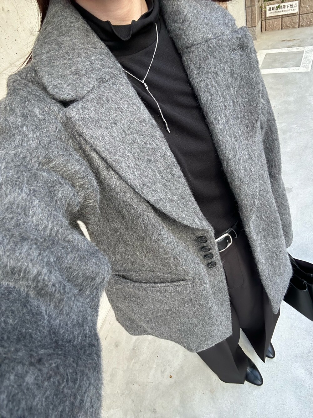 ブラック系のTシャツ/カットソー、グレー系のその他アウター、ブラック系のその他パンツを着用したレディースの冬コーディネートの4枚目の写真