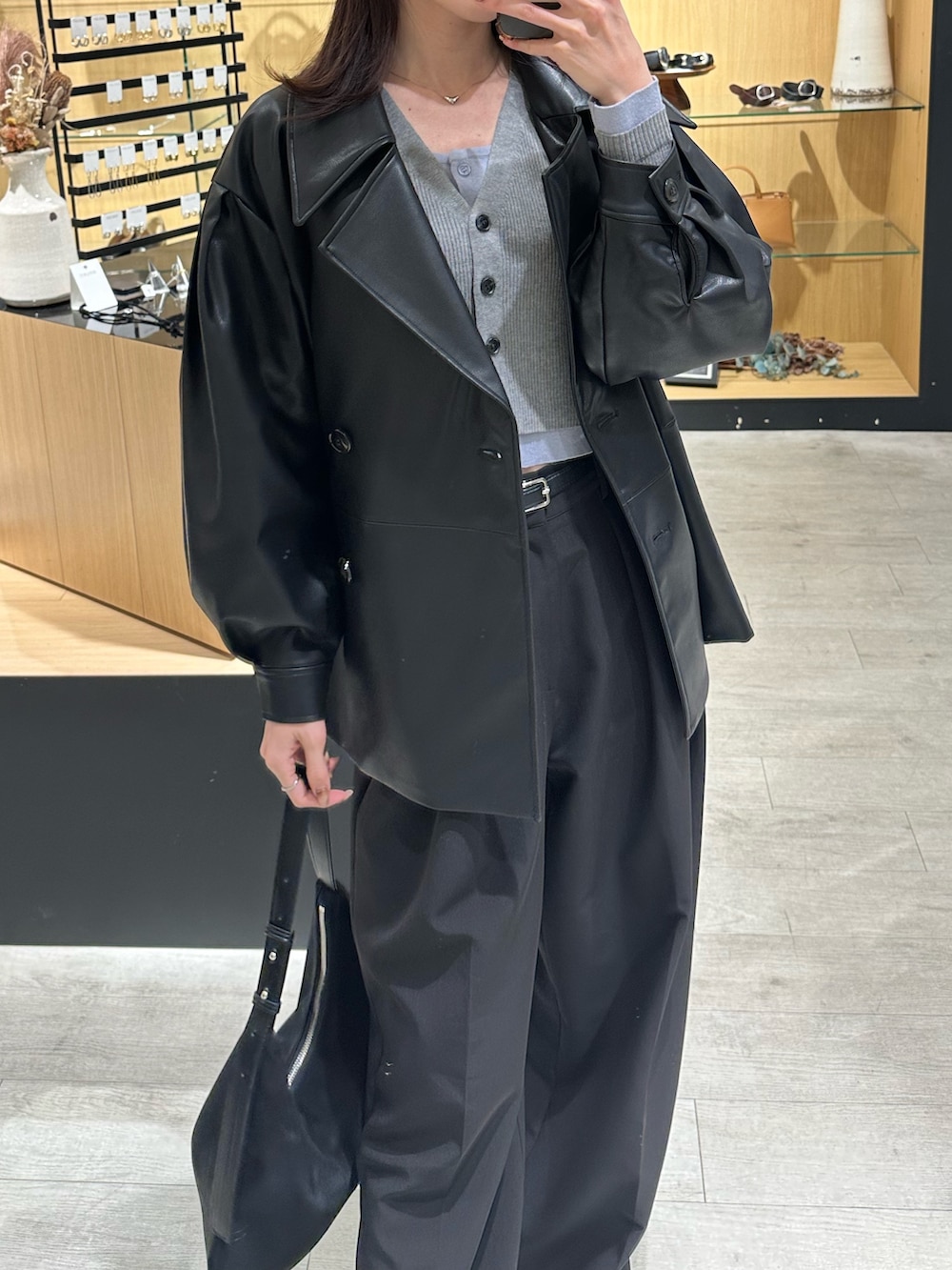 グレー系のカーディガン/ボレロ、ブラック系のその他パンツ、ブラック系のその他アウターを着用したレディースの冬コーディネートの4枚目の写真