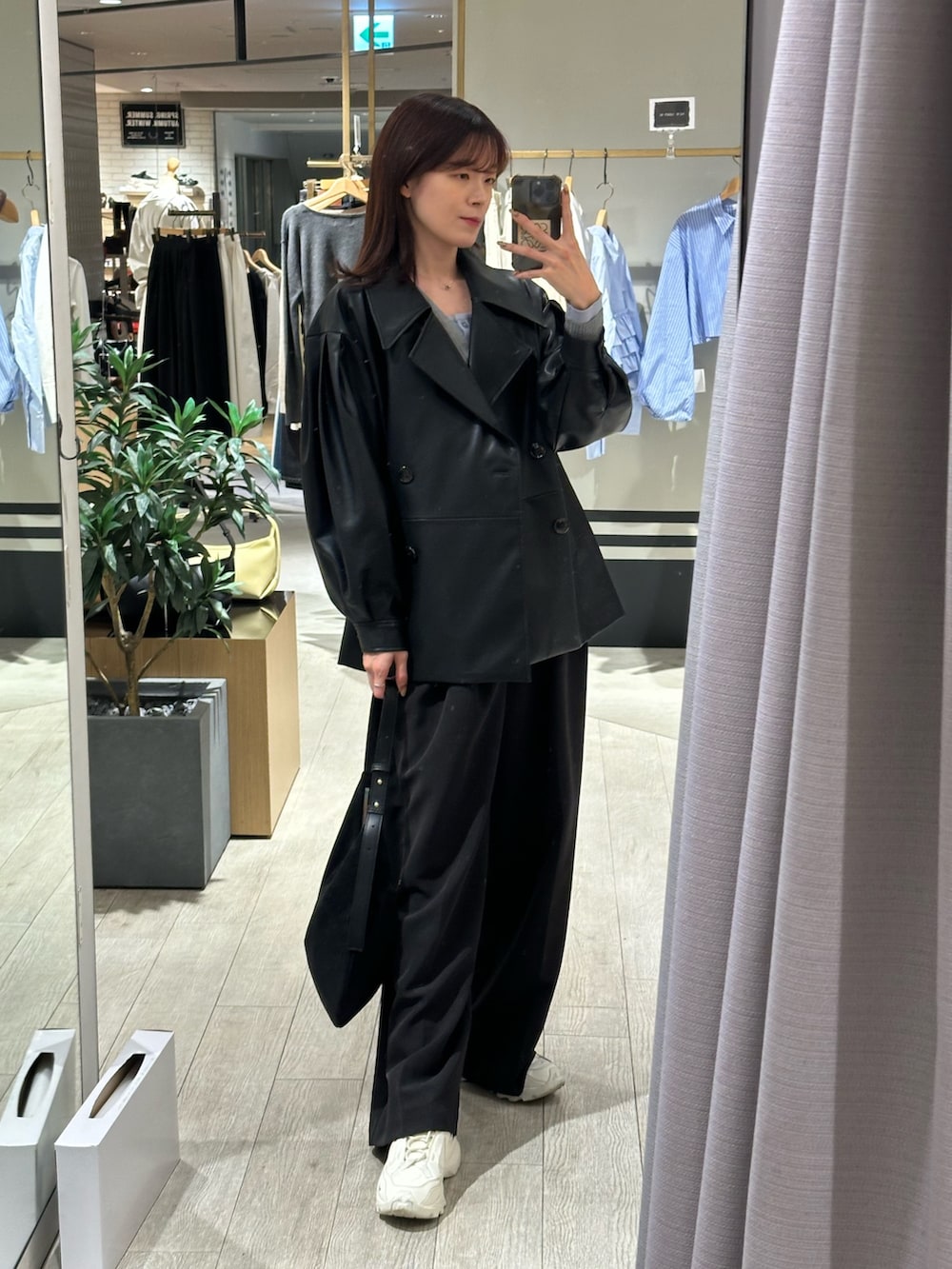 グレー系のカーディガン/ボレロ、ブラック系のその他パンツ、ブラック系のその他アウターを着用したレディースの冬コーディネートの2枚目の写真