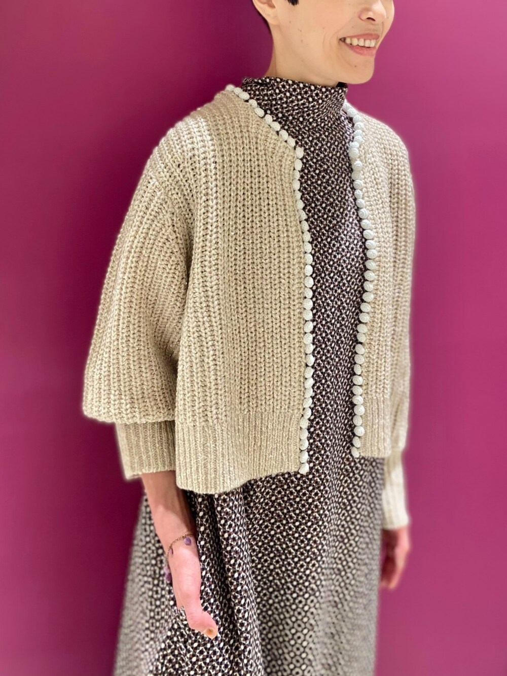 ホワイト系のワンピース、ホワイト系のカーディガン/ボレロを着用したレディースの夏コーディネートの2枚目の写真