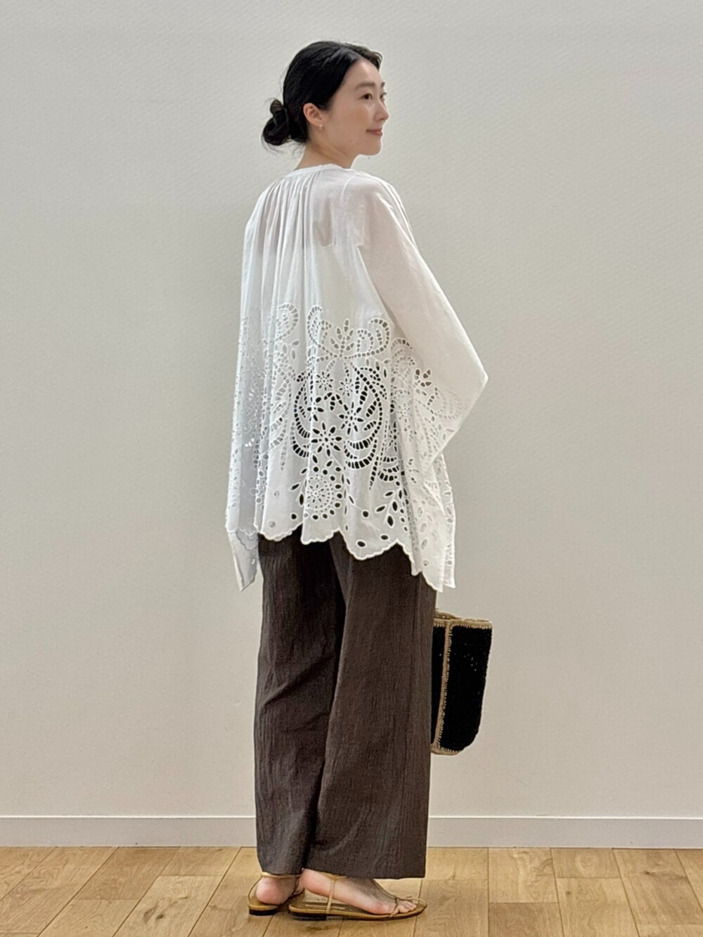 「初夏コーデ、夏コーデ、ブラウス、刺繍、ホワイト、ブラウン、パンツスタイル、リネン、リネンパンツ、HOUSE OF LOTUS、165cm、160cm台コーデ」｜「HOUSE OF LOTUSのシフリー刺繍ポンチョブラウス（シャツ/ブラウス、ホワイト系）」を使った、HOUSE OF LOTUS　staffさん（レディース・164cm）の夏コーディネートの5枚目の写真