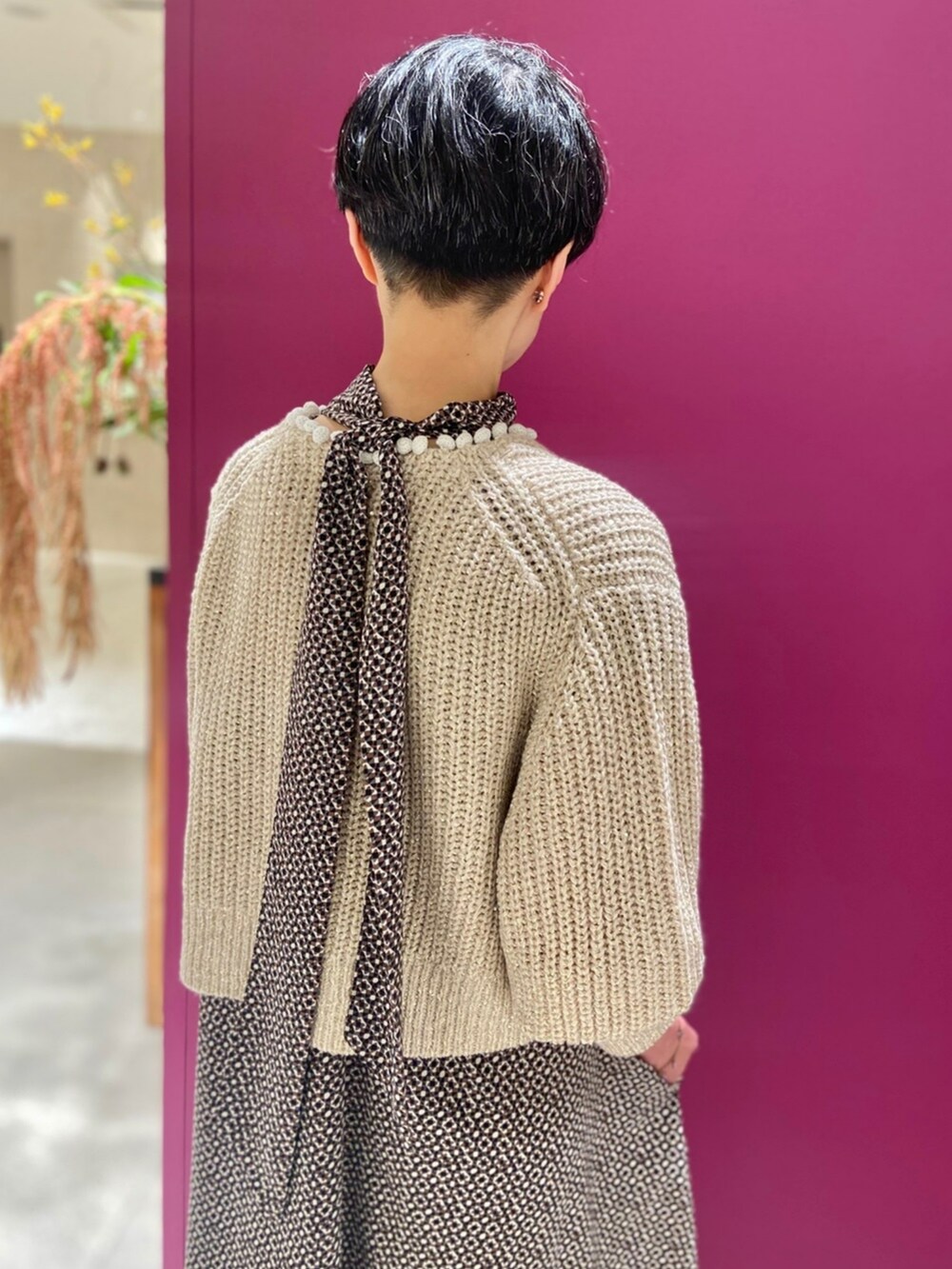 ホワイト系のワンピース、ホワイト系のカーディガン/ボレロを着用したレディースの夏コーディネートの3枚目の写真