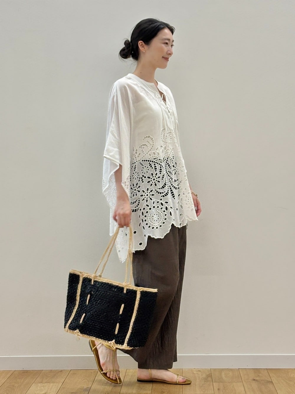 「初夏コーデ、夏コーデ、ブラウス、刺繍、ホワイト、ブラウン、パンツスタイル、リネン、リネンパンツ、HOUSE OF LOTUS、165cm、160cm台コーデ」｜「HOUSE OF LOTUSのシフリー刺繍ポンチョブラウス（シャツ/ブラウス、ホワイト系）」を使った、HOUSE OF LOTUS　staffさん（レディース・164cm）の夏コーディネートの4枚目の写真