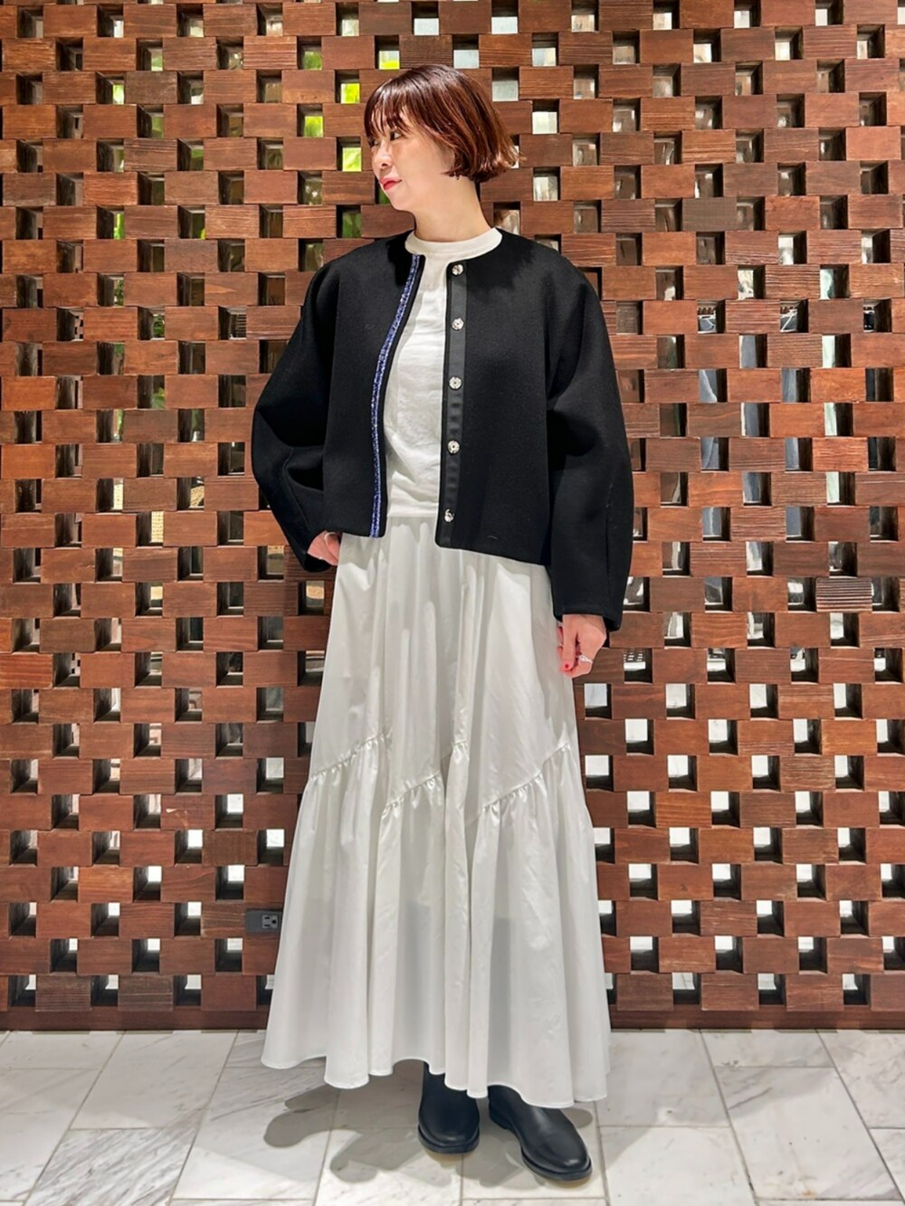 「秋冬コーデ、シンプル、スカート、スカートスタイル、ノーカラージャケット、ノーカラー、HOUSE OF LOTUS、164cm、164センチコーデ、160cm台コーデ」｜「HOUSE OF LOTUSのビジューノーカラージャケット（ノーカラージャケット、ブラック系）」を使った、HOUSE OF LOTUS　staffさん（レディース・164cm）の冬コーディネートの2枚目の写真