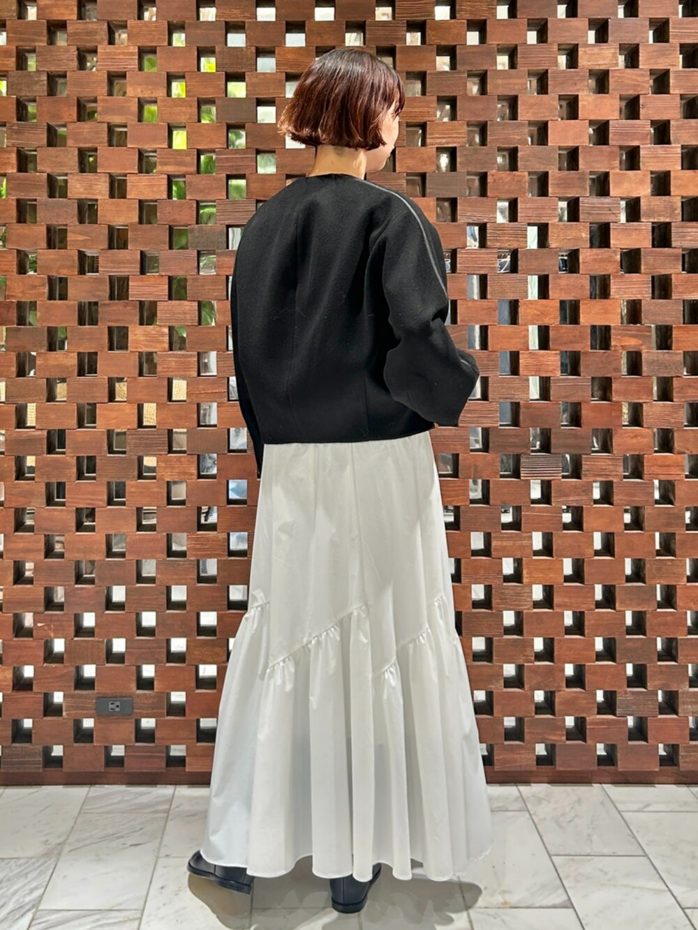 「秋冬コーデ、シンプル、スカート、スカートスタイル、ノーカラージャケット、ノーカラー、HOUSE OF LOTUS、164cm、164センチコーデ、160cm台コーデ」｜「HOUSE OF LOTUSのビジューノーカラージャケット（ノーカラージャケット、ブラック系）」を使った、HOUSE OF LOTUS　staffさん（レディース・164cm）の冬コーディネートの3枚目の写真