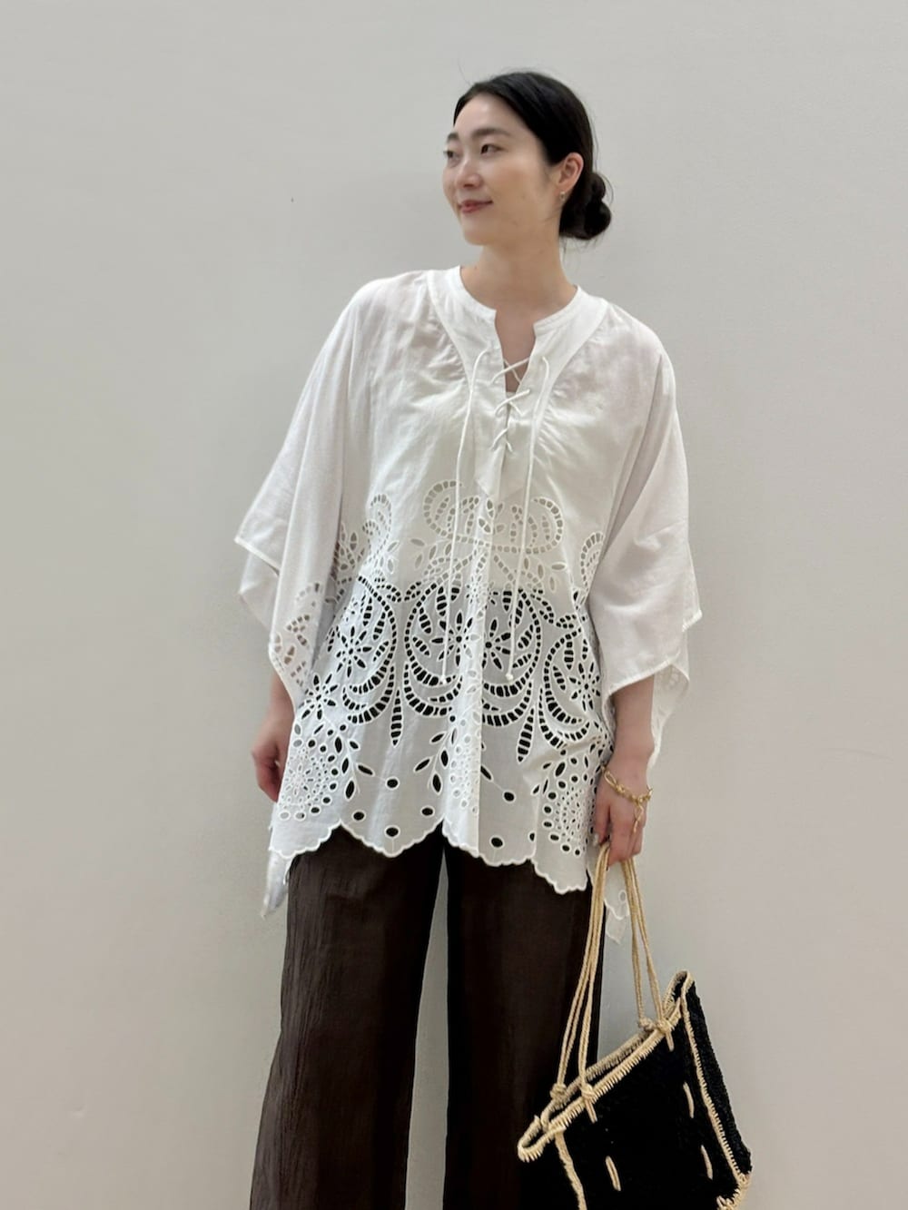 「初夏コーデ、夏コーデ、ブラウス、刺繍、ホワイト、ブラウン、パンツスタイル、リネン、リネンパンツ、HOUSE OF LOTUS、165cm、160cm台コーデ」｜「HOUSE OF LOTUSのシフリー刺繍ポンチョブラウス（シャツ/ブラウス、ホワイト系）」を使った、HOUSE OF LOTUS　staffさん（レディース・164cm）の夏コーディネートの2枚目の写真
