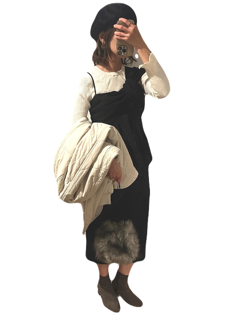 ブラック系のベスト、グレー系のブーツ、ホワイト系のニット/セーターを着用したレディースの秋コーディネートの2枚目の写真