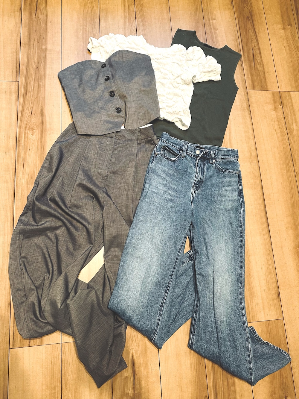 グレー系のチューブトップ、ホワイト系のTシャツ/カットソー、グリーン系のニット/セーターを着用したレディースの秋コーディネートの2枚目の写真