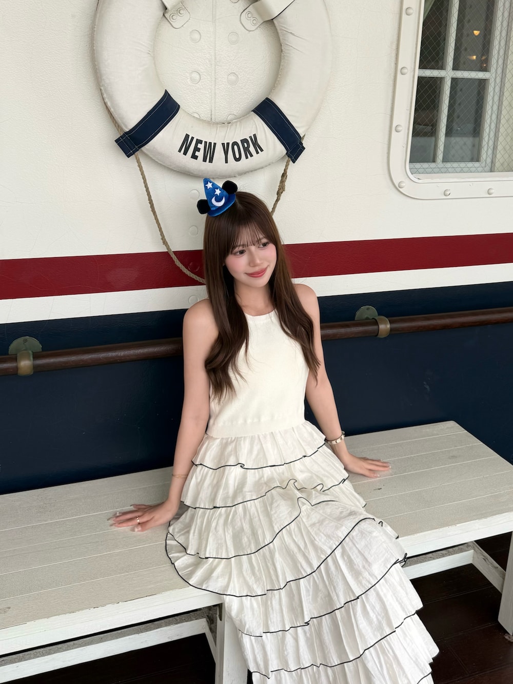ホワイト系のワンピースを着用したレディースの夏コーディネートの3枚目の写真