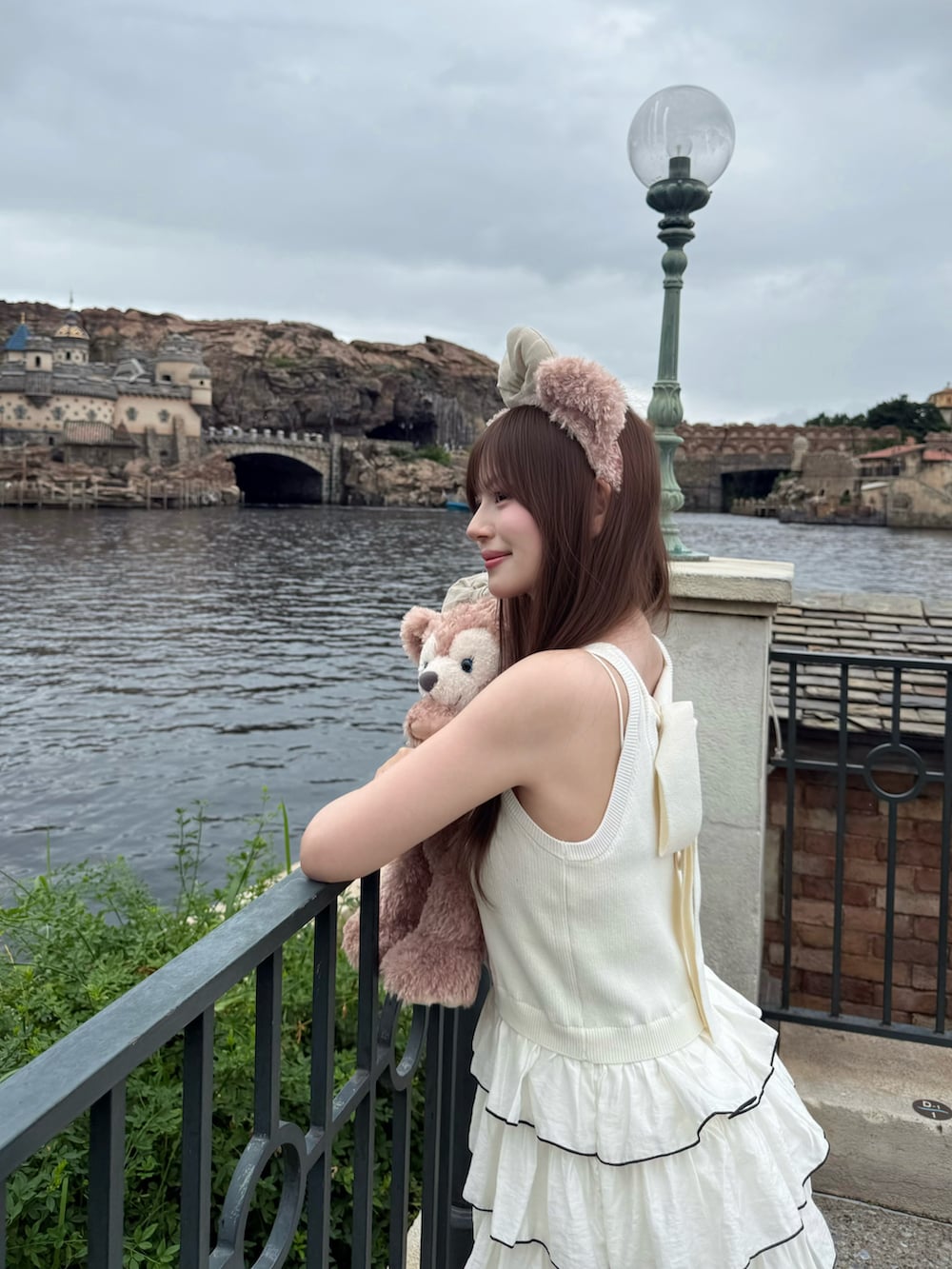 ホワイト系のワンピースを着用したレディースの夏コーディネートの2枚目の写真