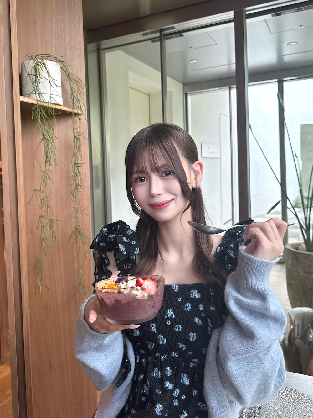 ホワイト系のスニーカー、ブラック系のワンピース、シルバー系のショルダーバッグを着用したレディースの春コーディネートの4枚目の写真