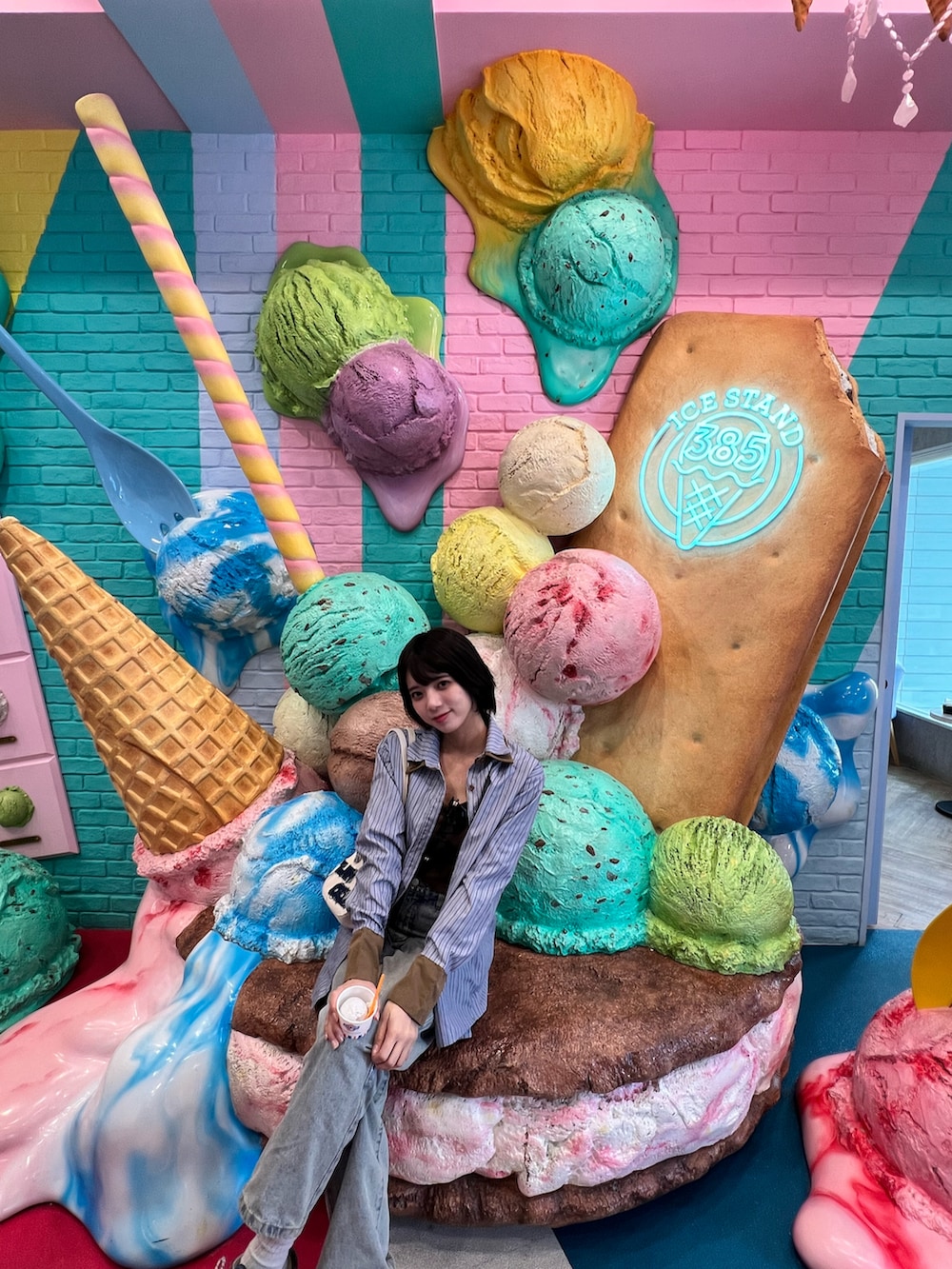 ブルー系のデニムパンツ、ブルー系のシャツ/ブラウスを着用したレディースの夏コーディネートの3枚目の写真