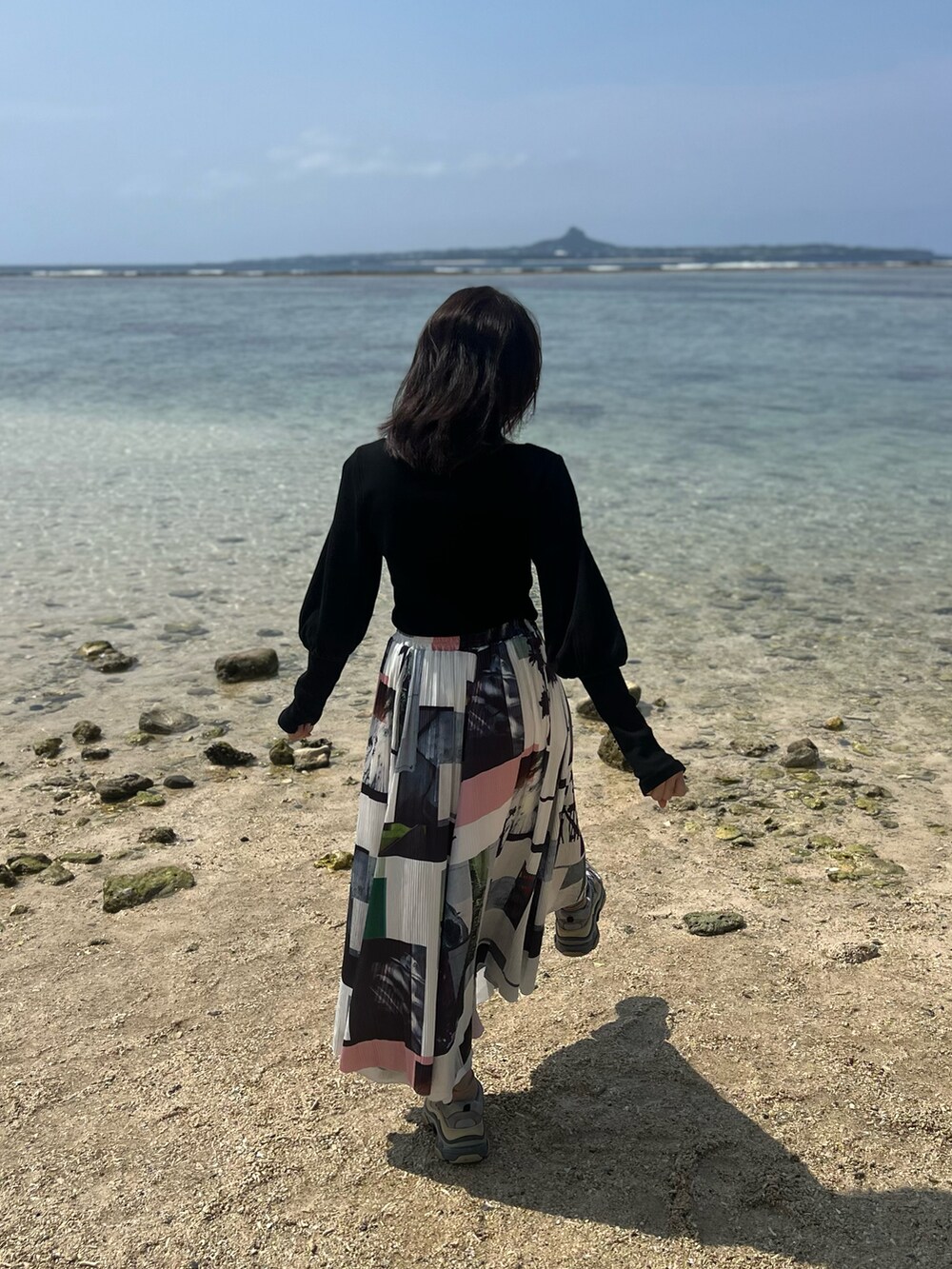 パープル系のスカートを着用したレディースの夏コーディネートの2枚目の写真