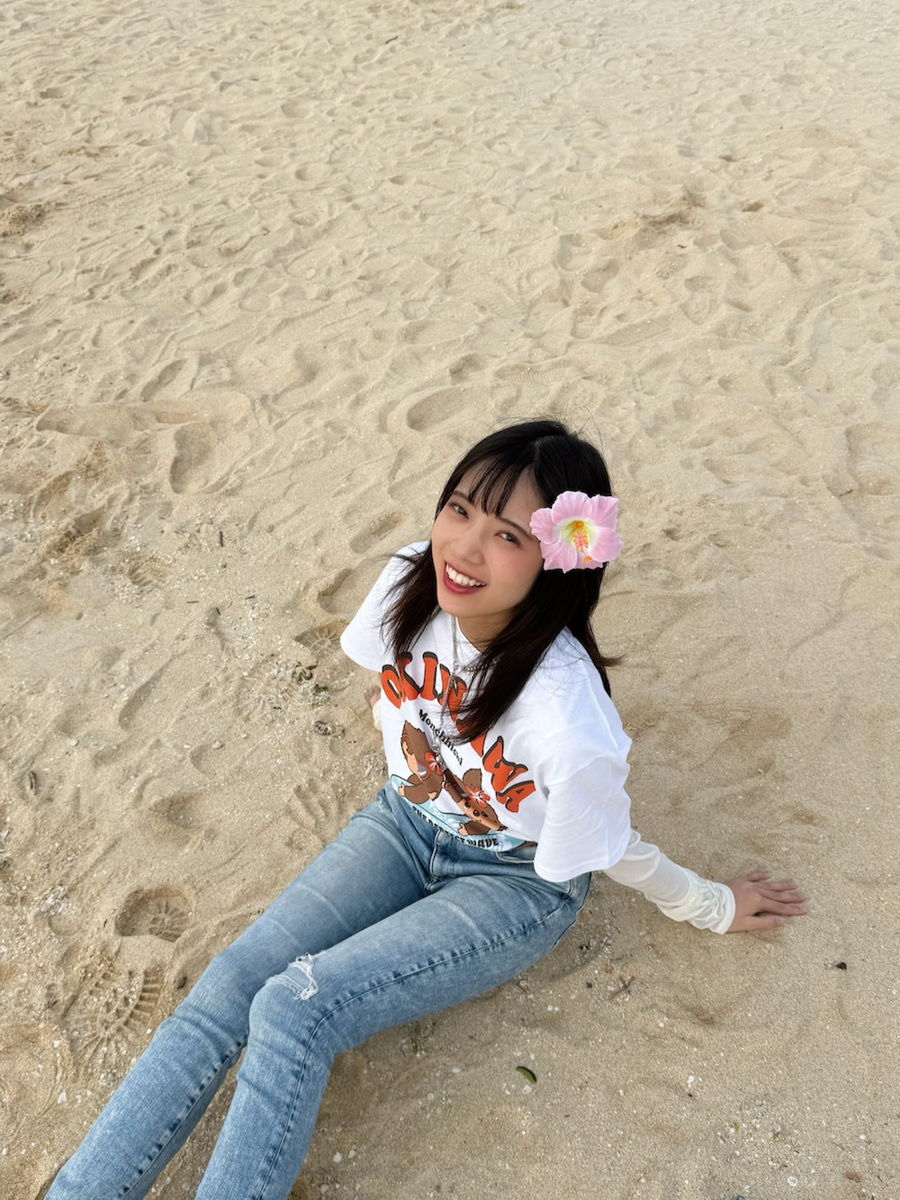 ブラック系のベルトを着用したレディースの春コーディネートの2枚目の写真