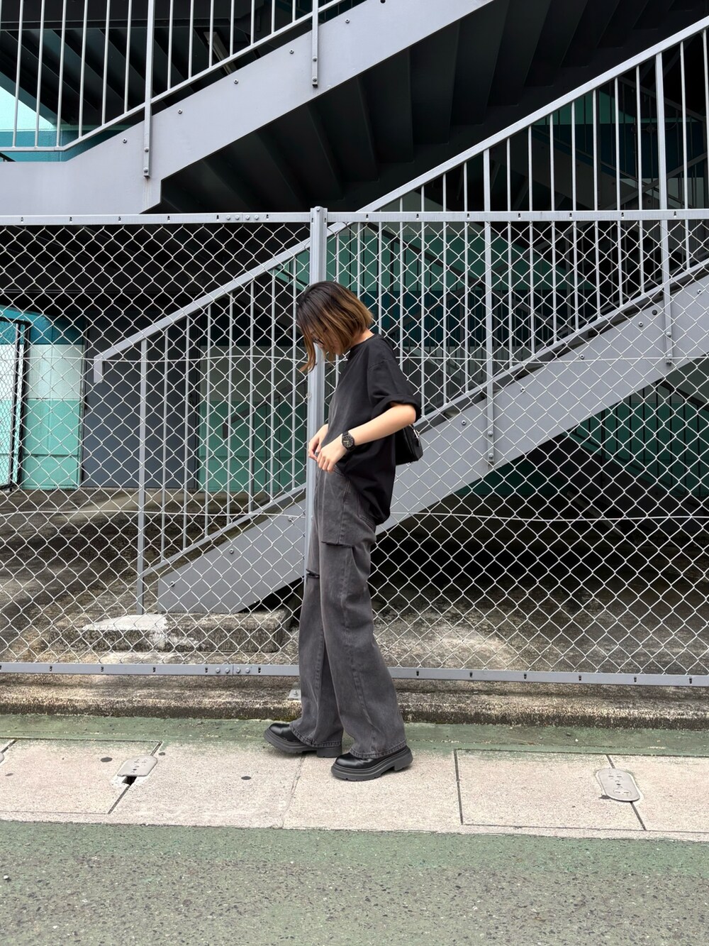 「最近のいい感じコーデ、トートバッグ、メガネ女子、デニム」｜「COLONY 2139のフロントスプレーTシャツ（Tシャツ/カットソー、ブラック系）」を使った、tomooookaさん（骨格ウェーブ・レディース・157cm）の春コーディネートの2枚目の写真